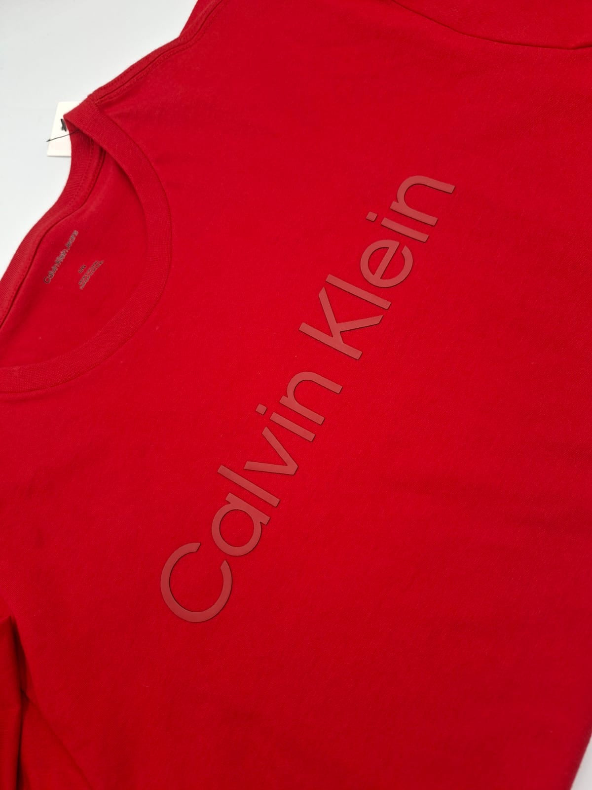 Playera Calvin Klein Jeans con Logotipo en Relieve (Tonal Logo)