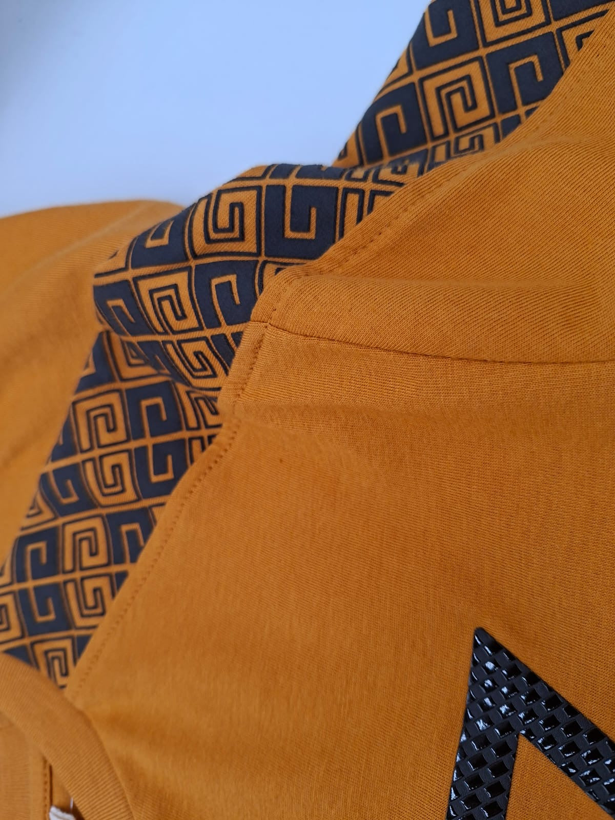 Playera Guess con Logotipo de Triángulo Texturizado y Detalles en los Hombros