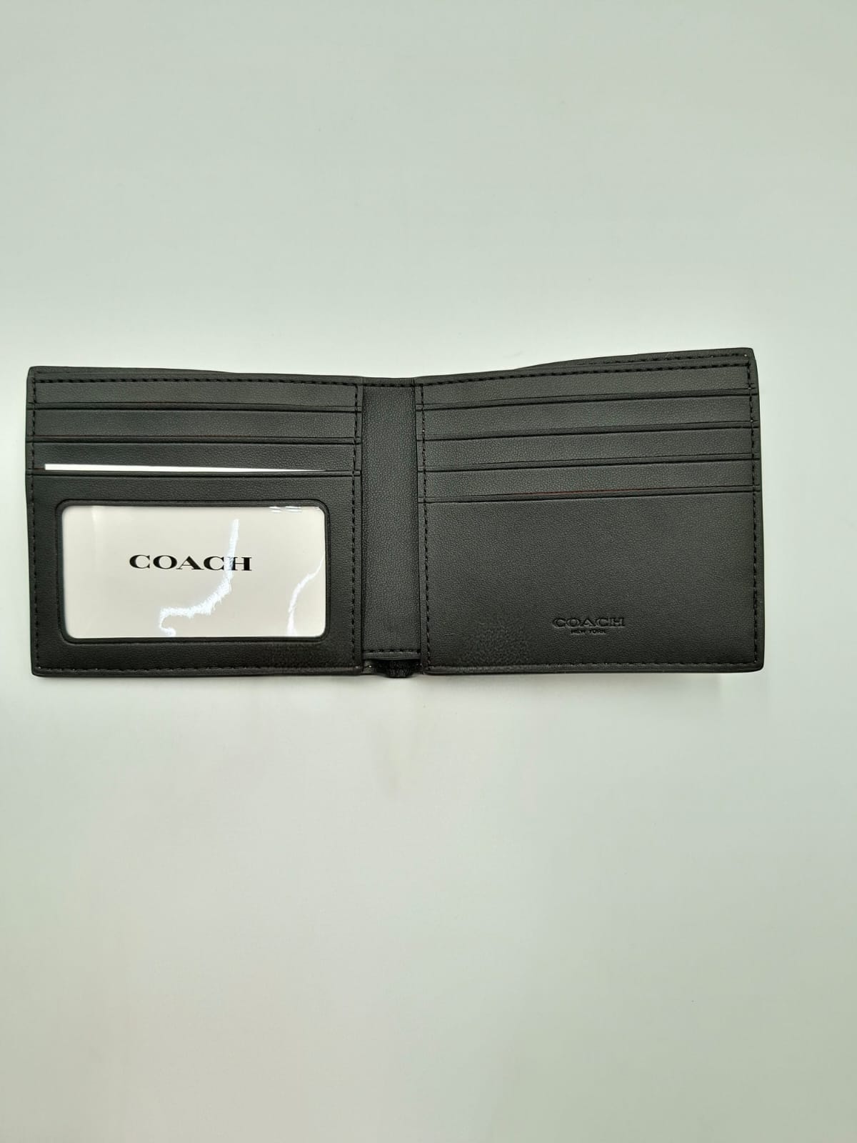 Cartera Coach compacta con ventana de ID
Coach Slim Billfold Wallet with ID