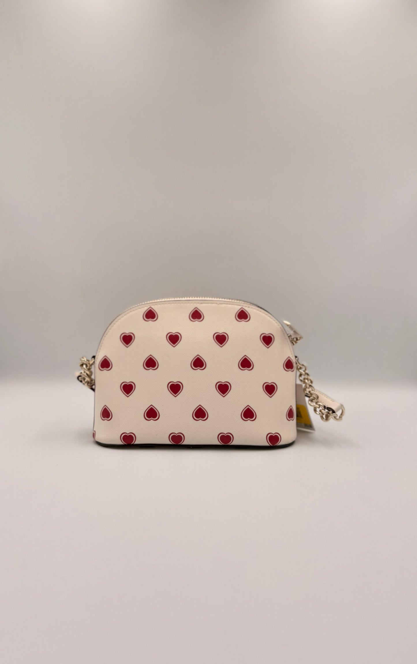 Kate Spade Spencer Small Dome con un diseño de corazones.