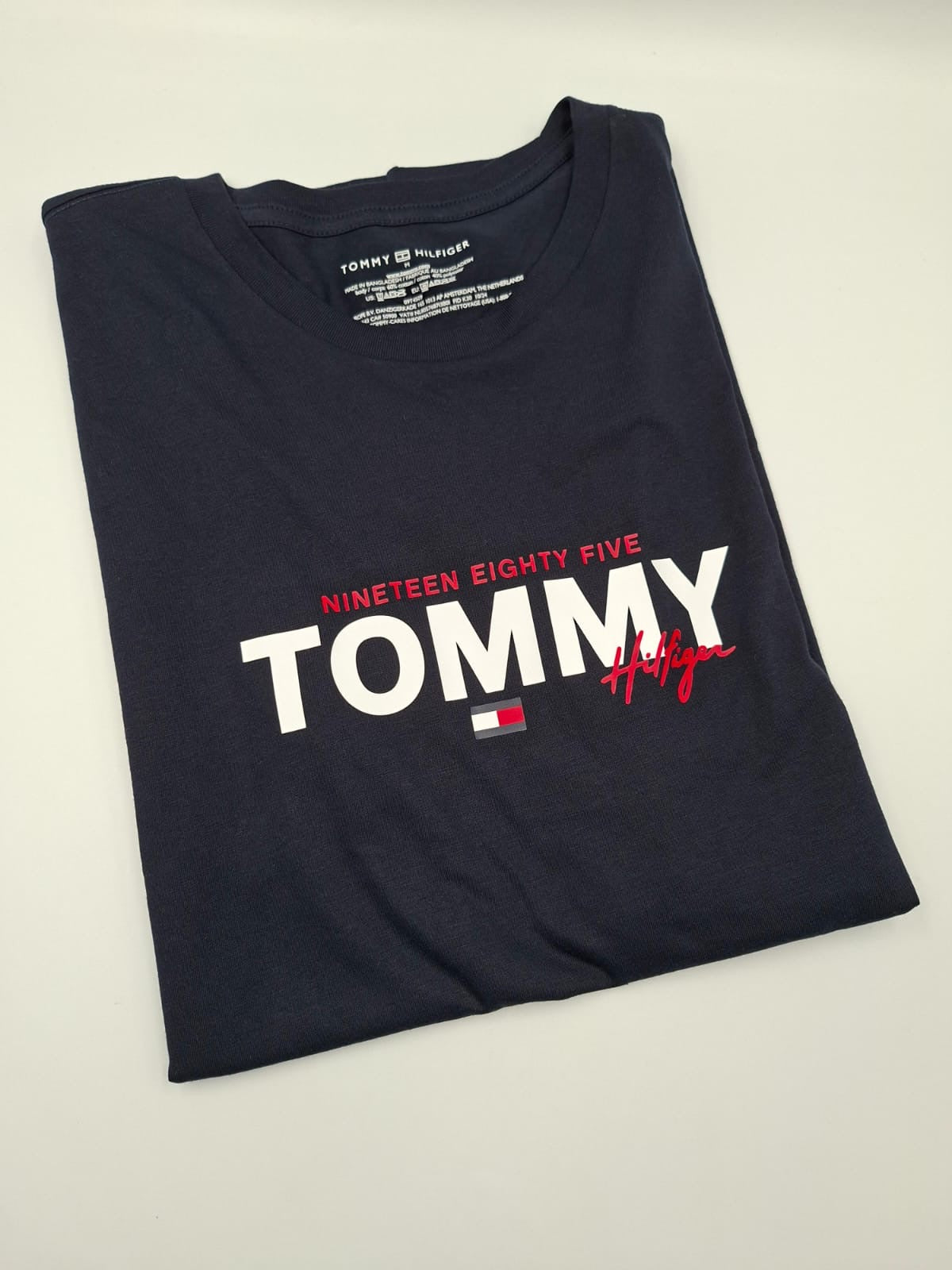 1985 Graphic" o "Nineteen Eighty Five Logo Tee
Tommy Hilfiger