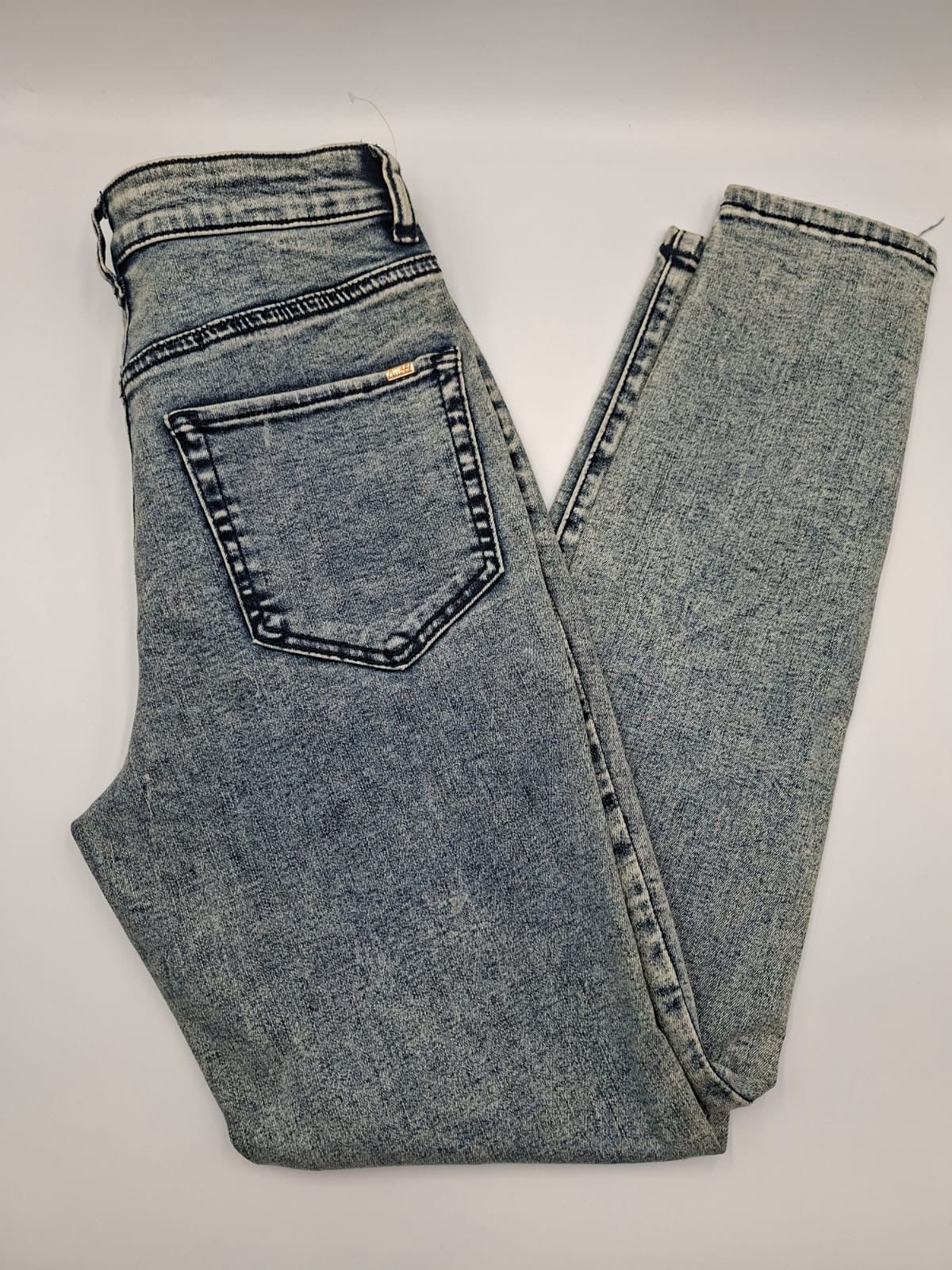 Guess Pantalón de Mezclilla High Rise Skinny con bolsillos frontales tipo parche