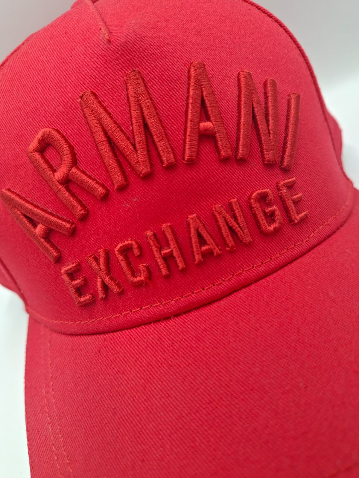 Gorra con logotipo bordado en relieve Armani Exchange (A|X)