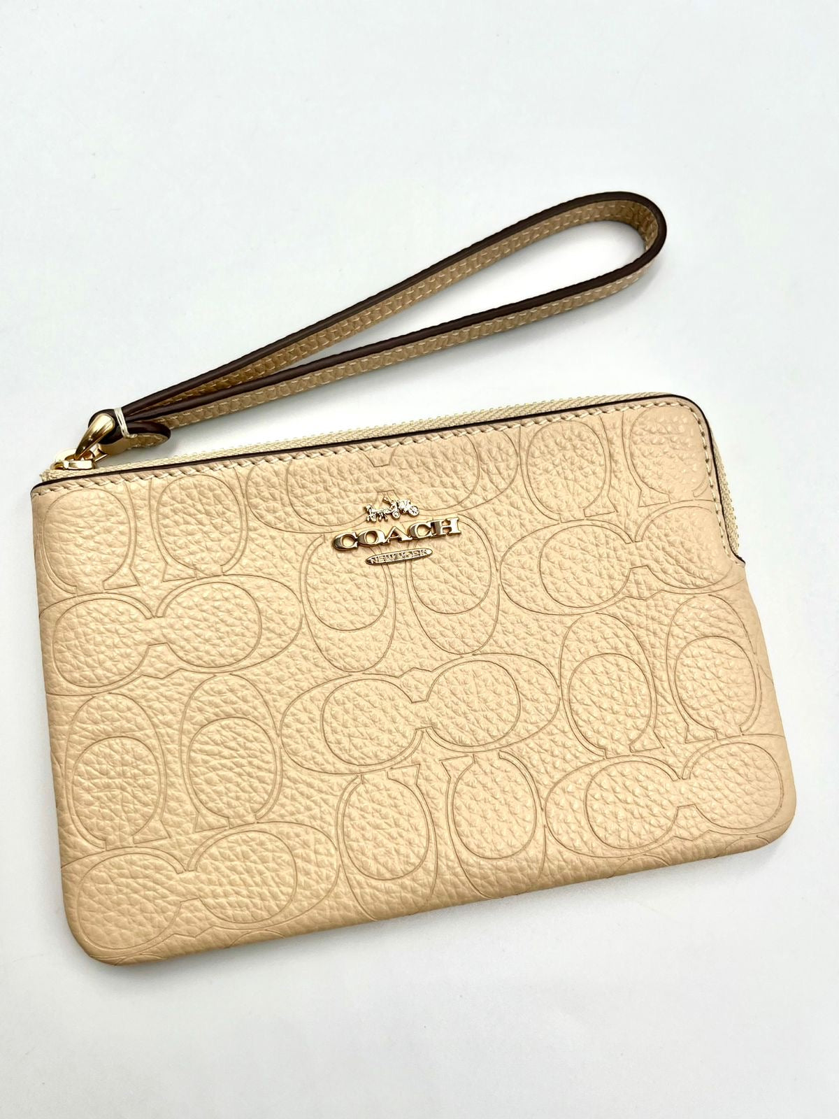 Coach Muñequera Corner Zip Wristlet en cuero con el patrón Signature.