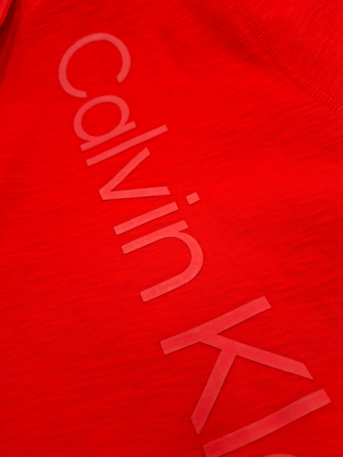 Playera Calvin Klein Jeans con Logotipo en Relieve (Tonal Logo)