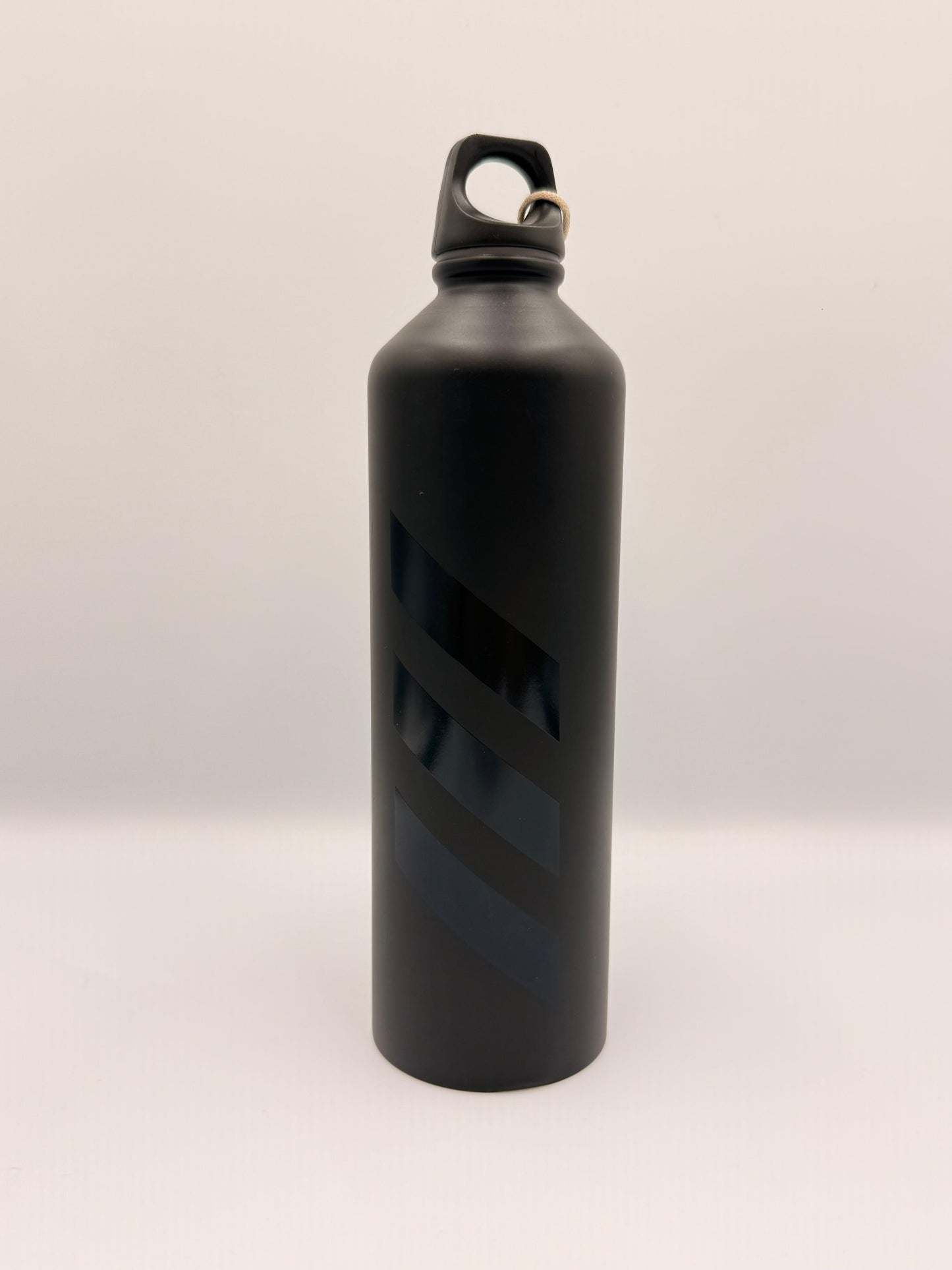 Adidas Botella de Acero 0.75 litros 
Color negro