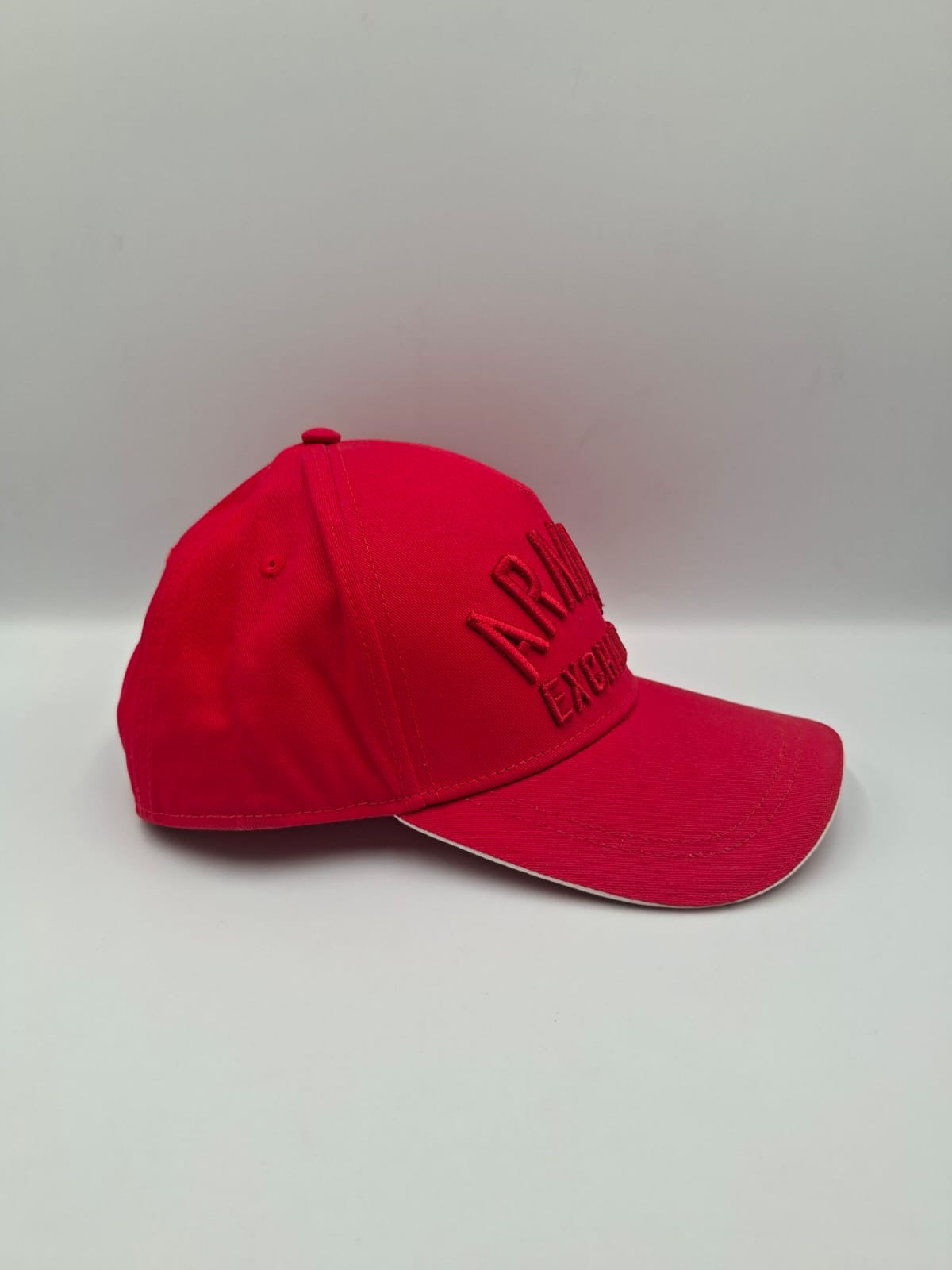 Gorra con logotipo bordado en relieve Armani Exchange (A|X)