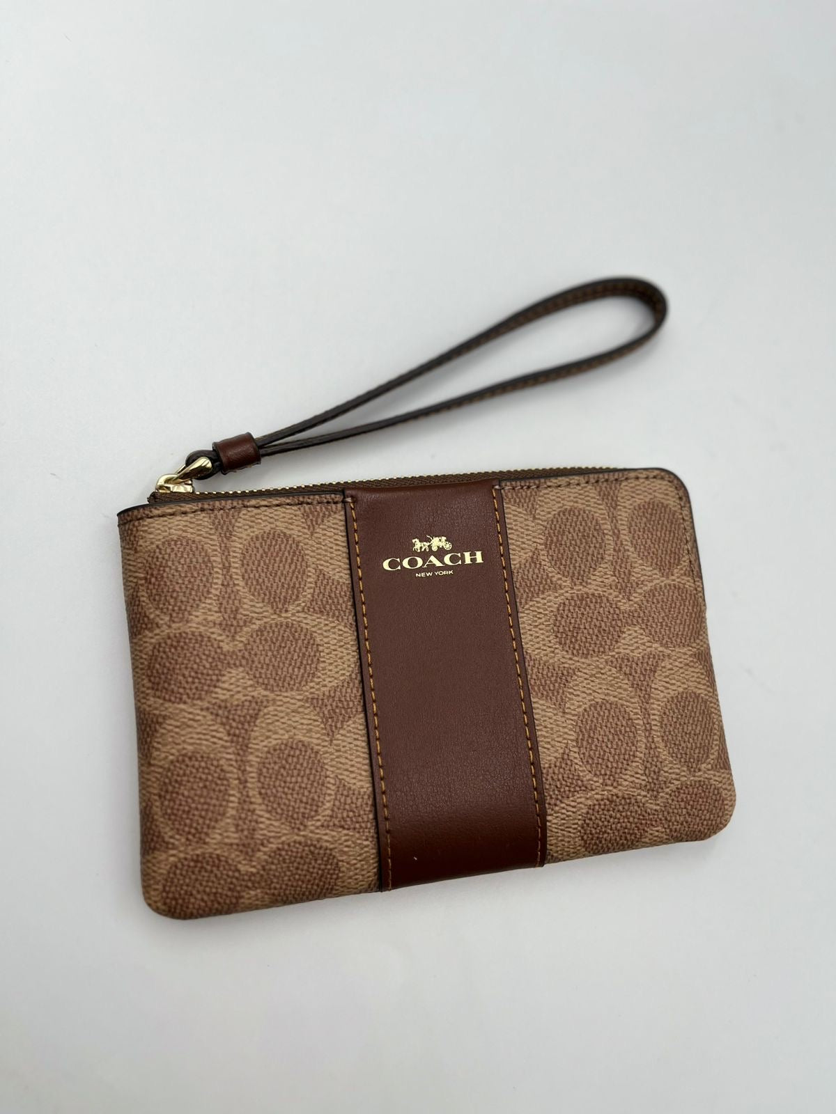 Coach Corner Muñequera  Zip Wristlet en lona de firma con franja.