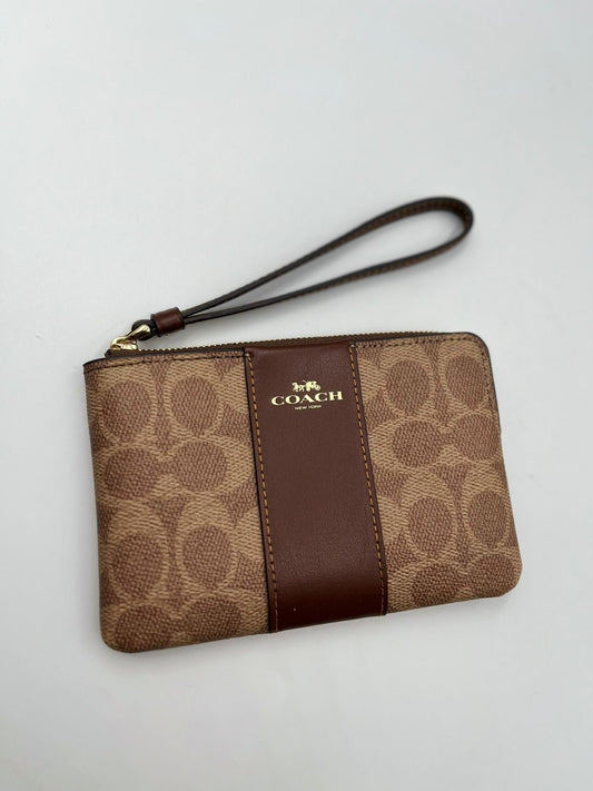 Coach Corner Muñequera  Zip Wristlet en lona de firma con franja.