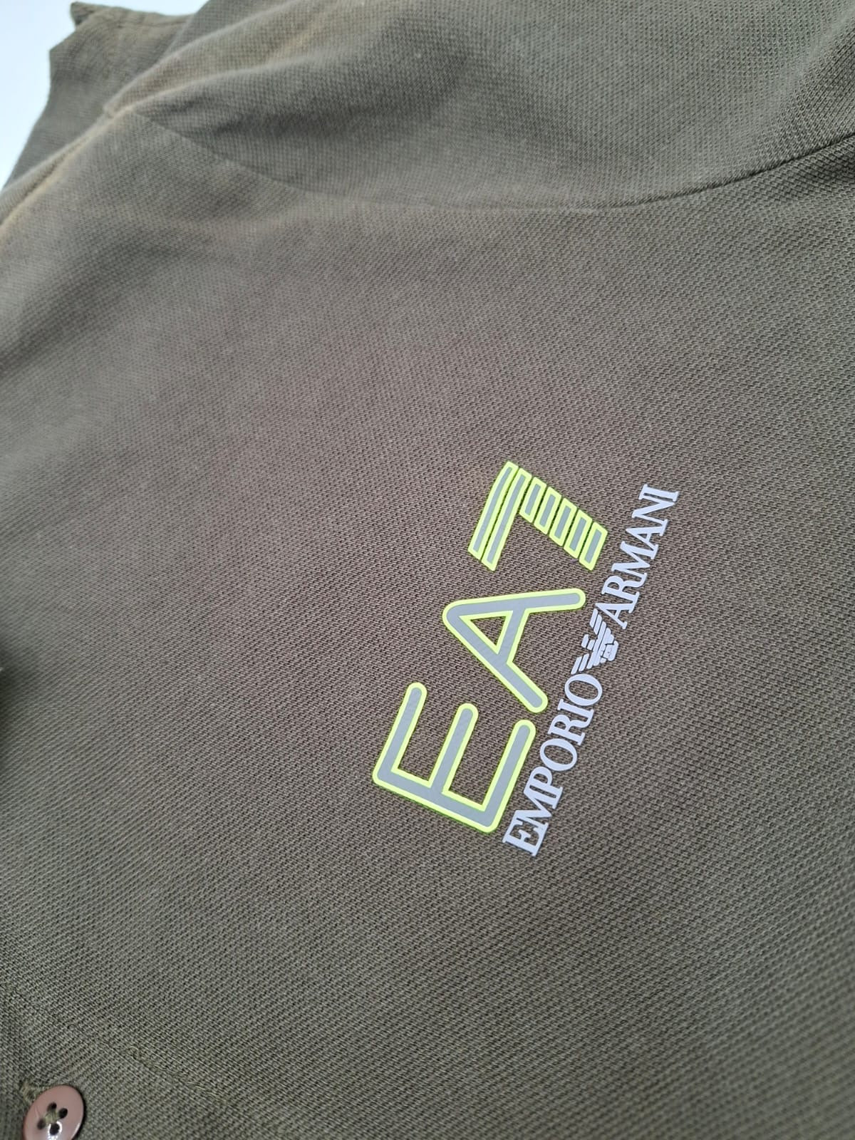 Playera Tipo Polo EA7 Emporio Armani con Detalles en Contraste Neón