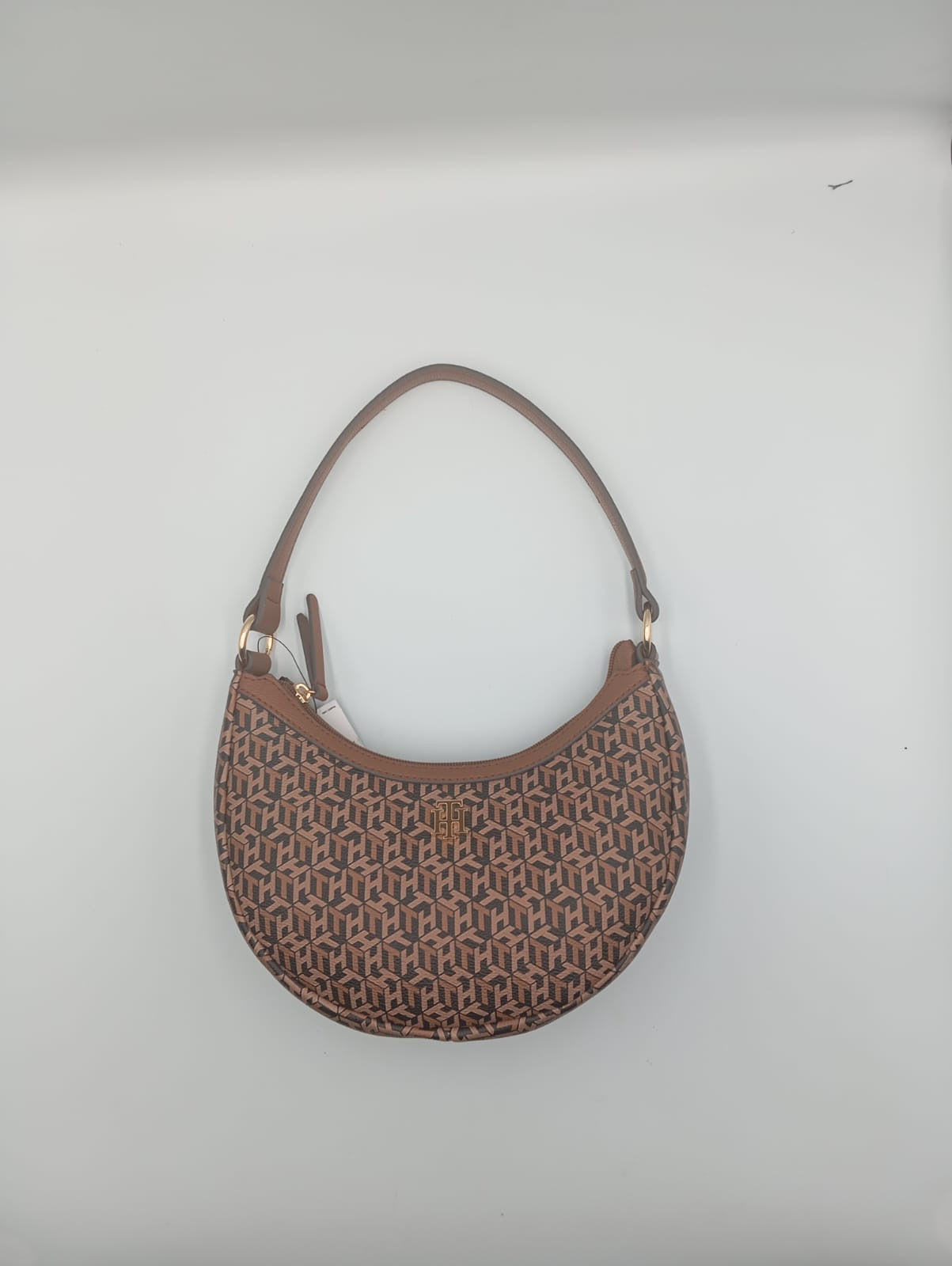 Bolso Tommy Hilfiger media luna monograma café