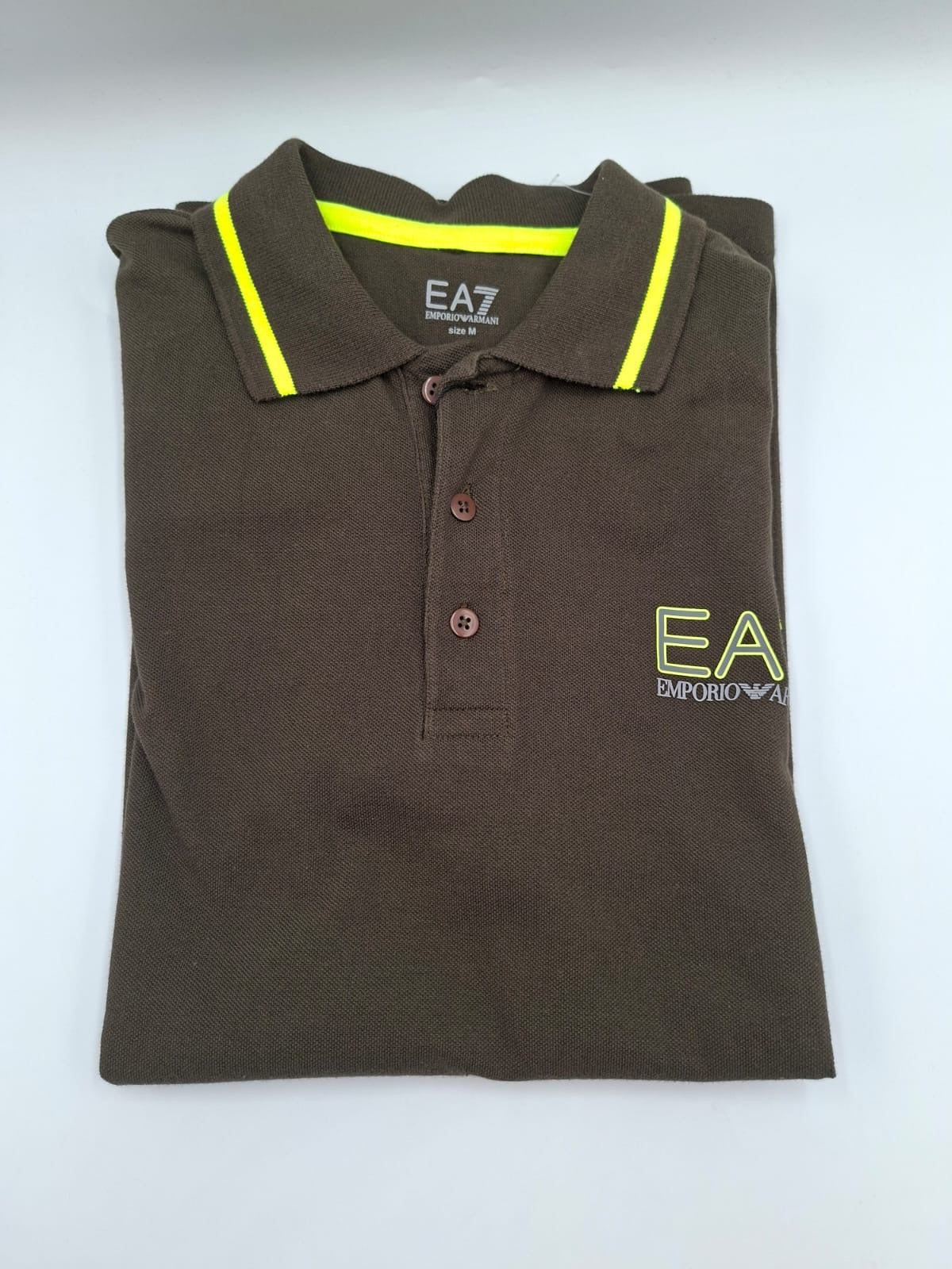 Playera Tipo Polo EA7 Emporio Armani con Detalles en Contraste Neón