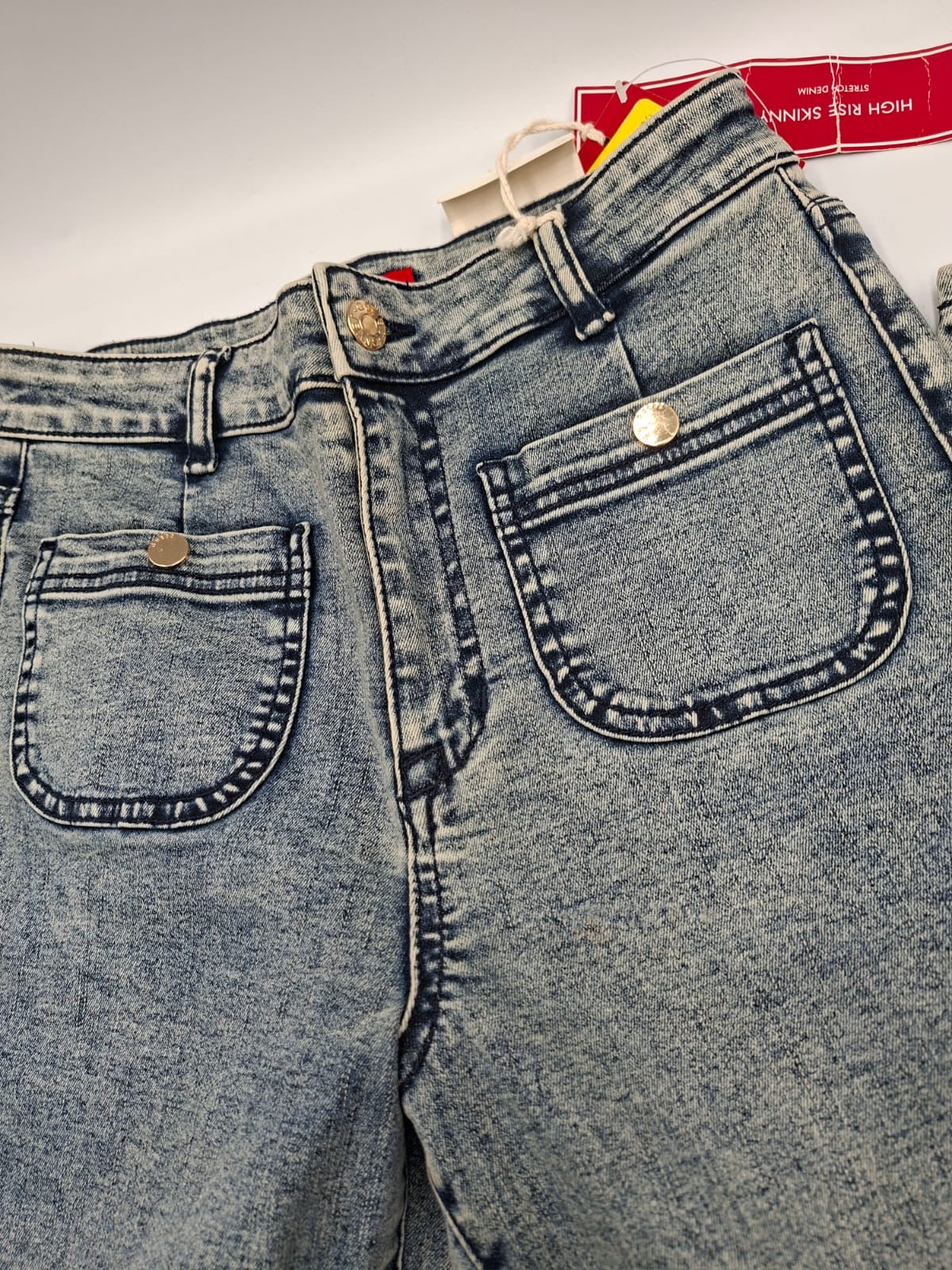 Guess  Pantalón de Mezclilla High Rise Skinny con bolsillos frontales tipo parche