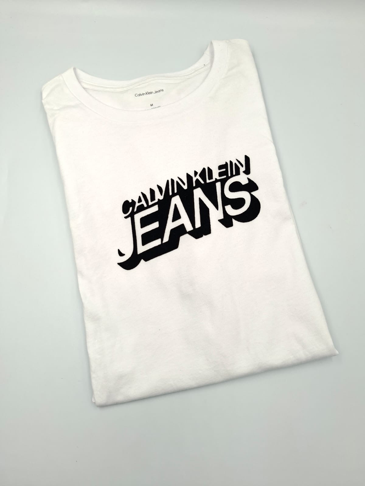 Camiseta de cuello redondo (Crew Neck) de la línea Calvin Klein Jeans Stacked" o "3D Shadow"