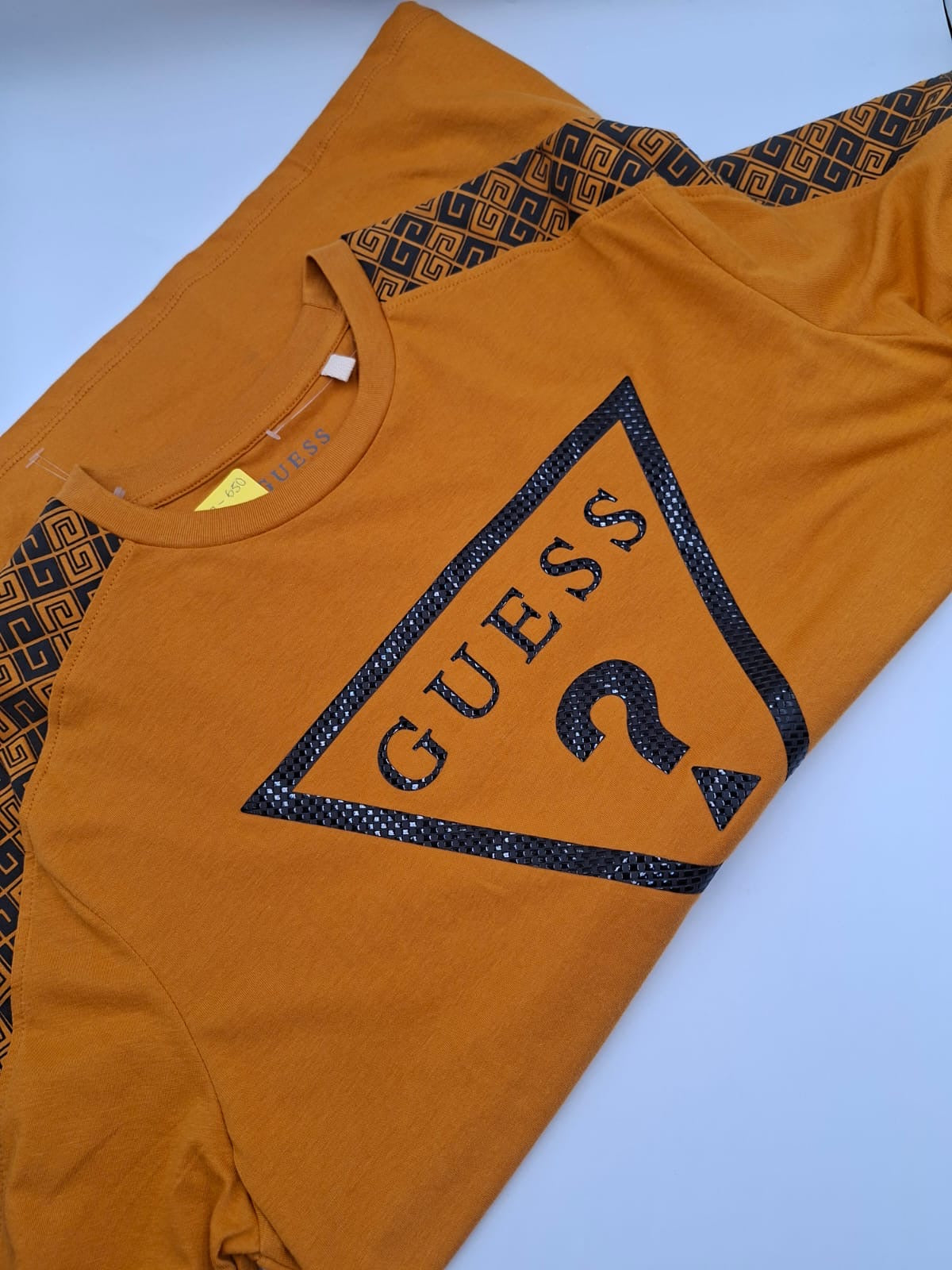 Playera Guess con Logotipo de Triángulo Texturizado y Detalles en los Hombros