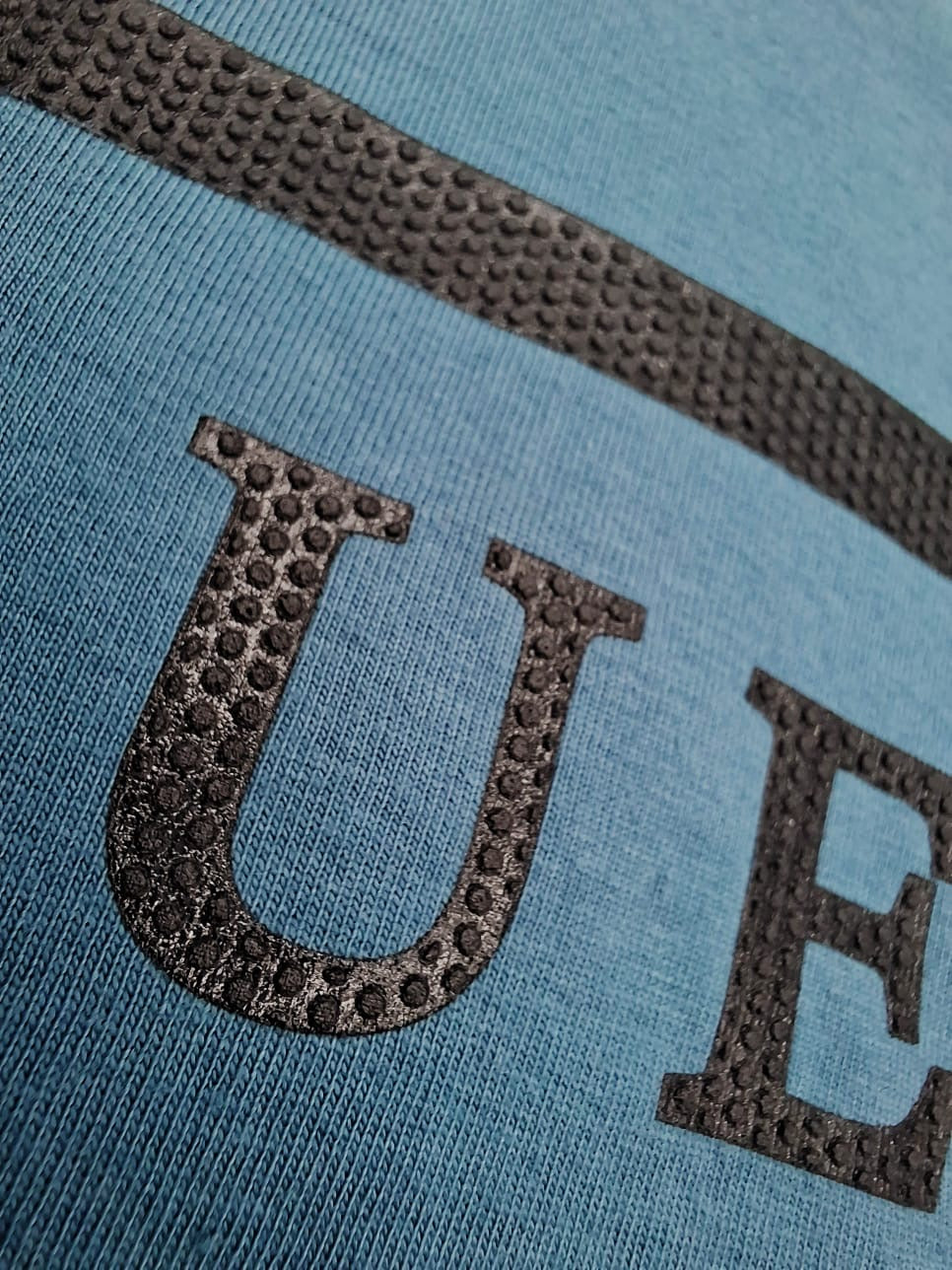 Camiseta con Logo de Triángulo en Relieve de la marca Guess