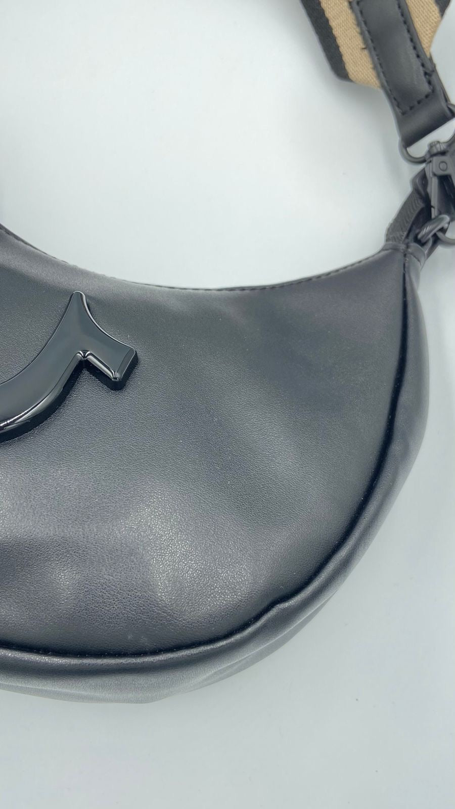 Bolsa True Religion Horseshoe Strap Crescent Shoulder Bag