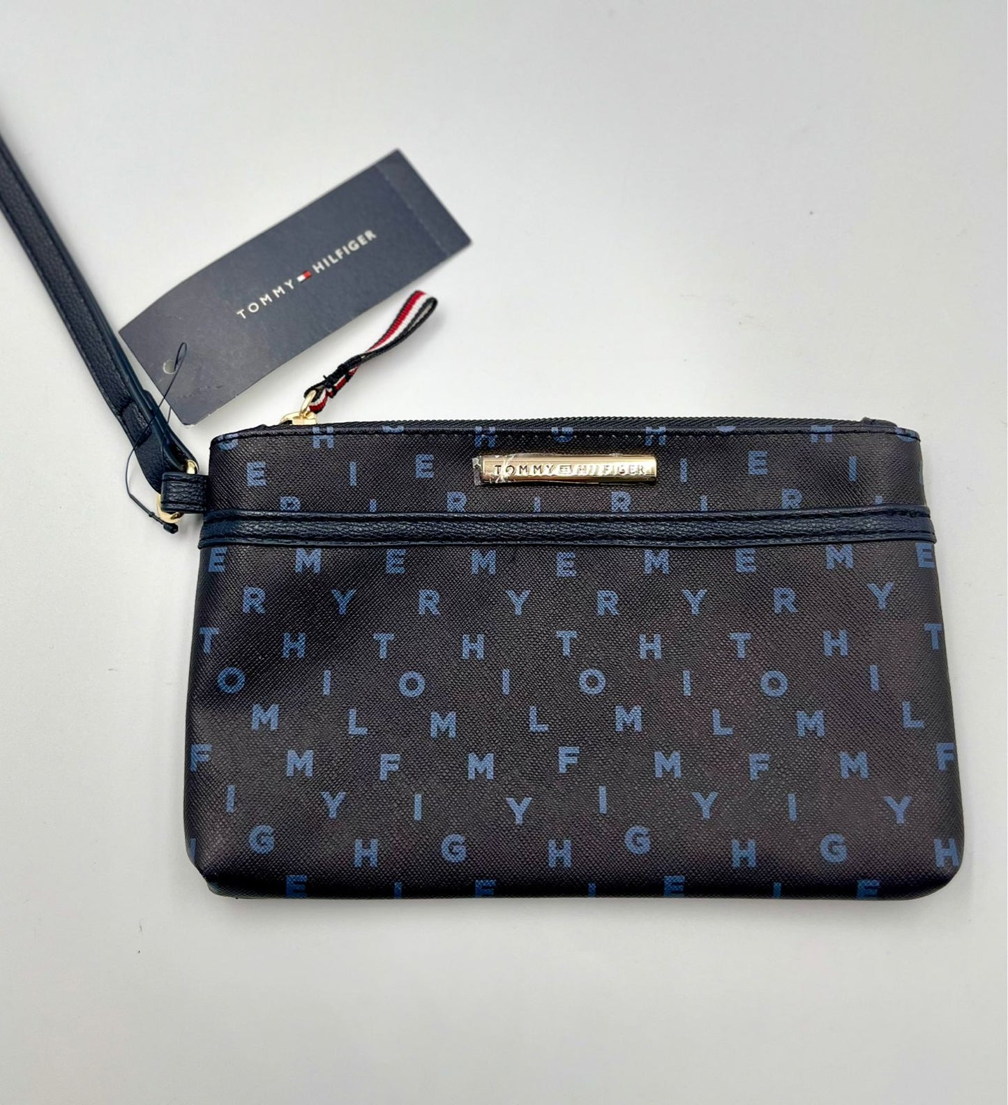 muñequera Tommy Hilfiger con monograma.
