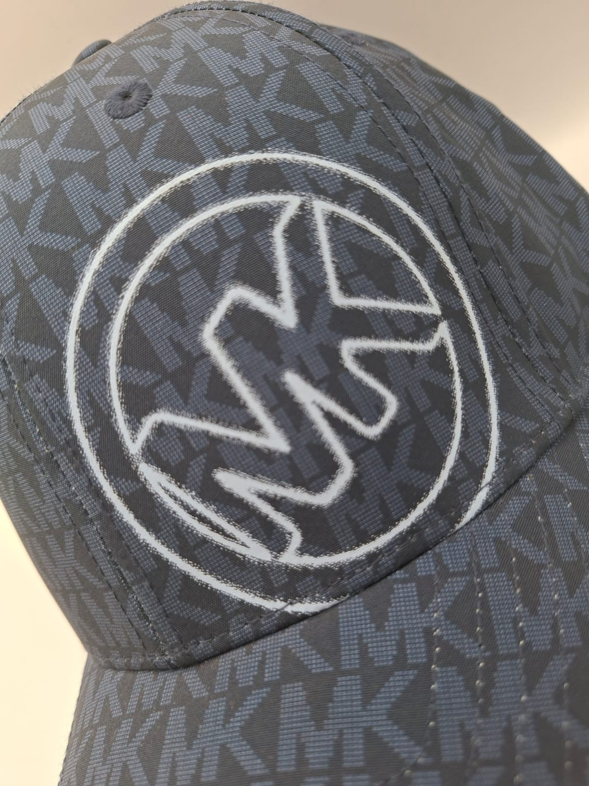 Gorra con monograma y logotipo circular MK