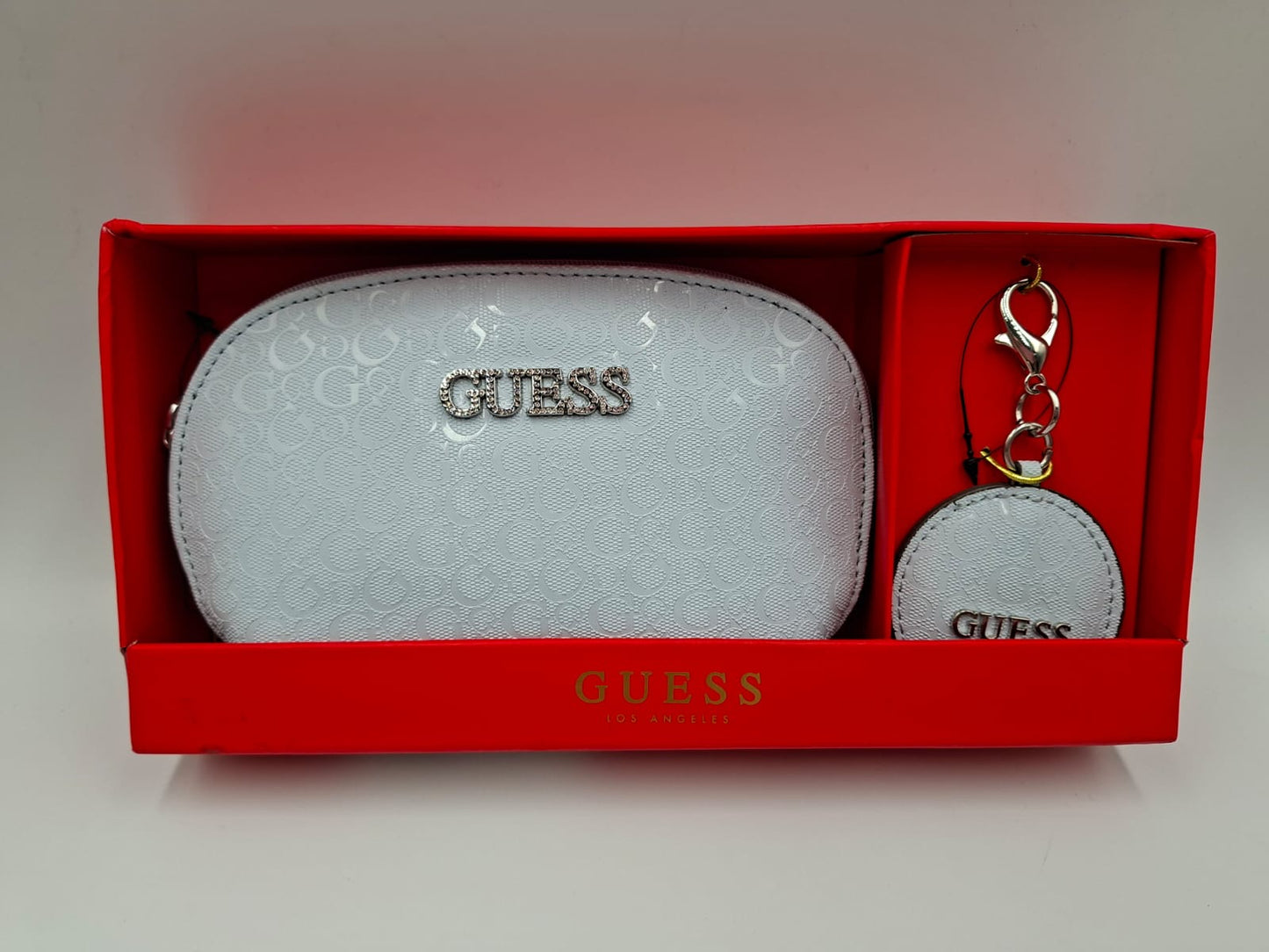 Guess Pouch & Keychain Gift Set (Set de regalo de cosmetiquera y llavero)