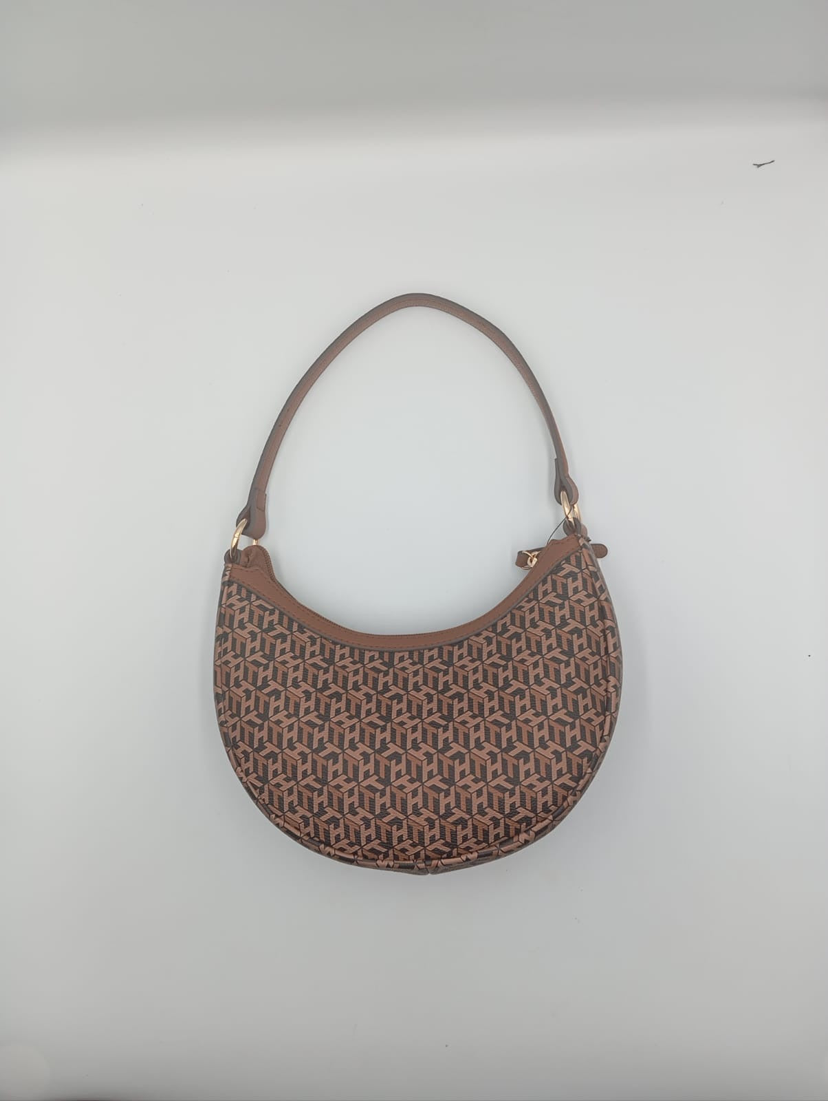 Bolso Tommy Hilfiger media luna monograma café