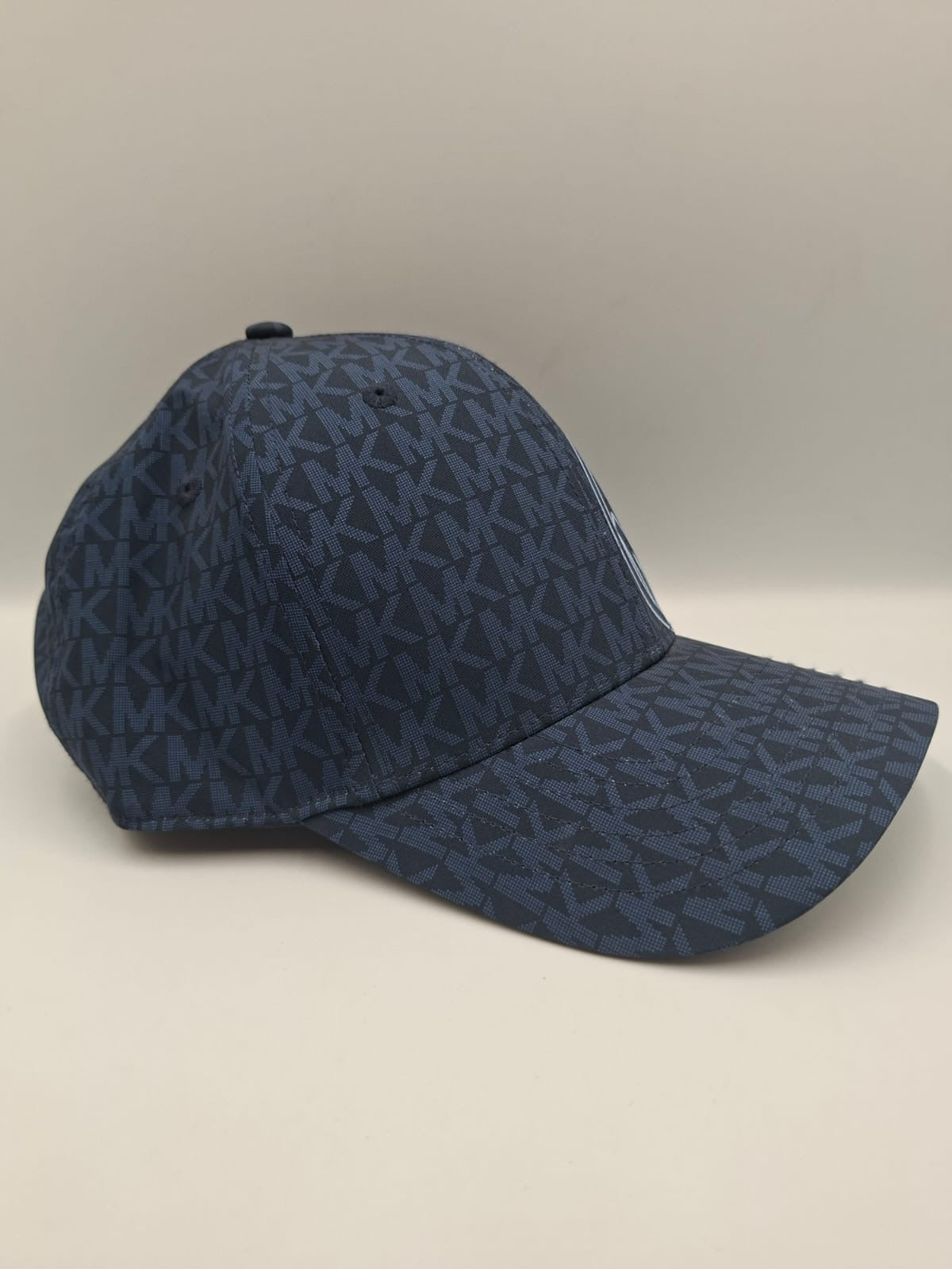 Gorra con monograma y logotipo circular MK