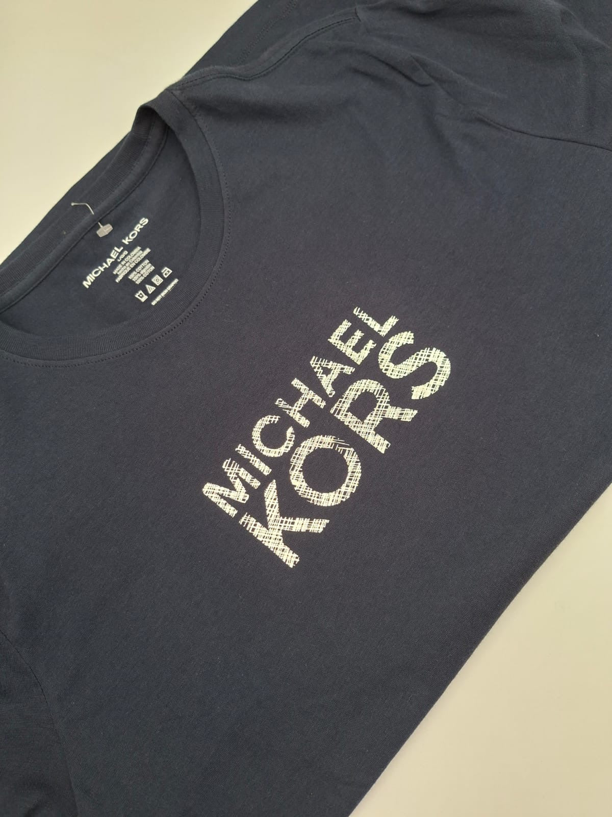 Playera Michael Kors con Logotipo en Estilo de Trazos (Hatch Graphic)