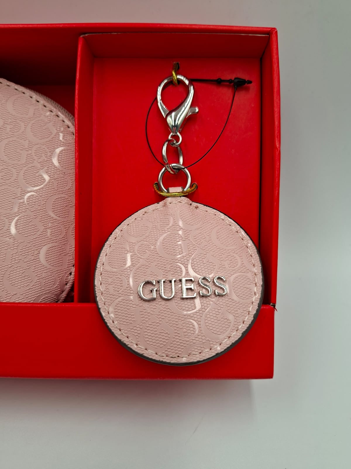 Guess Pouch & Keychain Gift Set (Set de regalo de cosmetiquera y llavero)