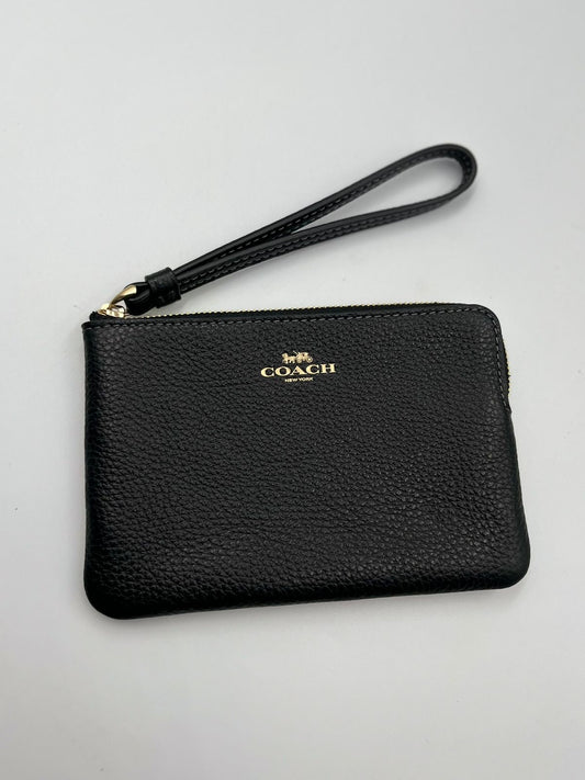 Coach Muñequera 
modelo Double Corner Zip Wristlet.