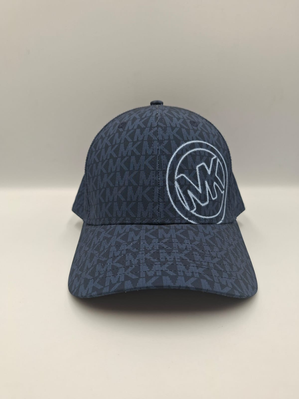 Gorra con monograma y logotipo circular MK