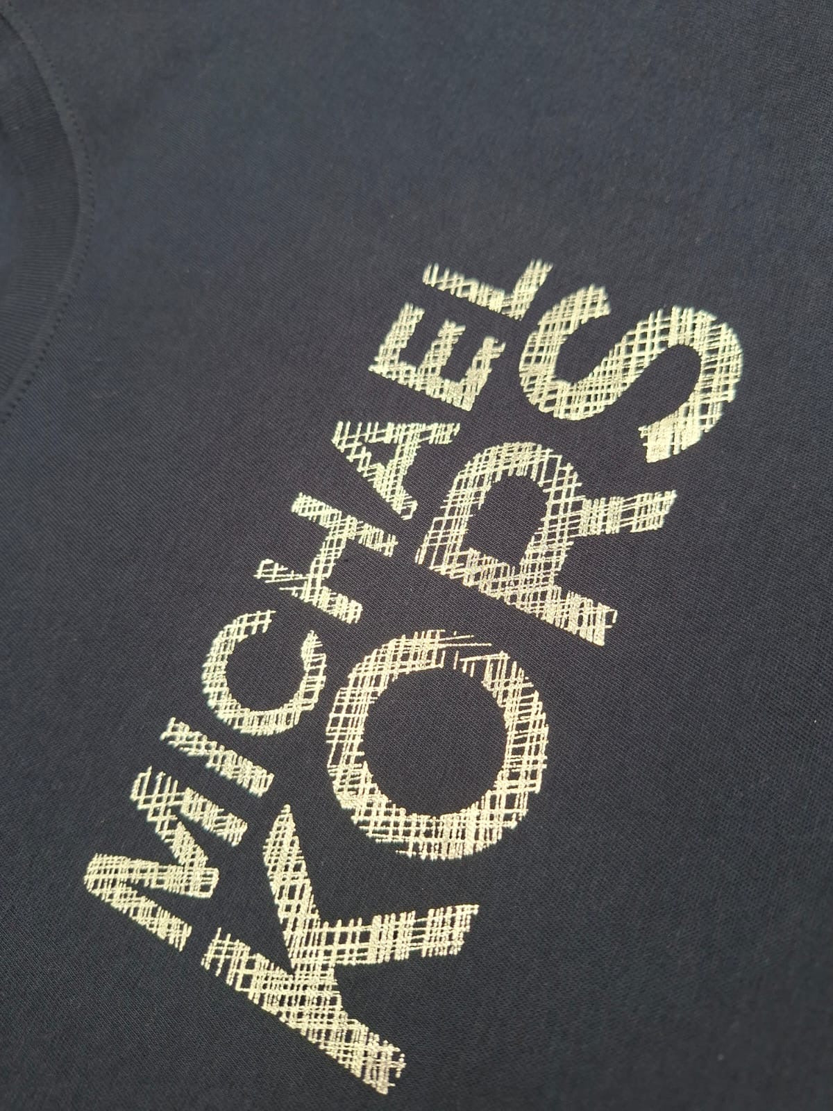 Playera Michael Kors con Logotipo en Estilo de Trazos (Hatch Graphic)