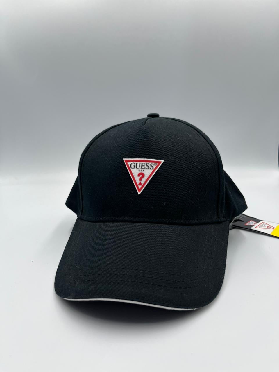 gorra GUESS modelo London con un