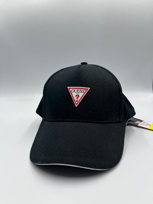 gorra GUESS modelo London con un