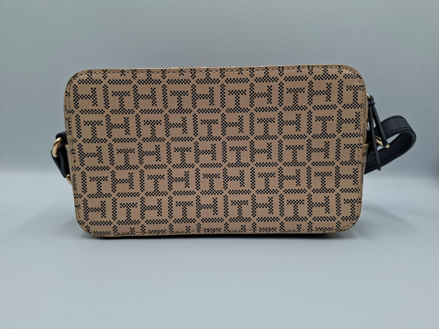 Tommy Hilfiger Camera Bag de la línea Monogram