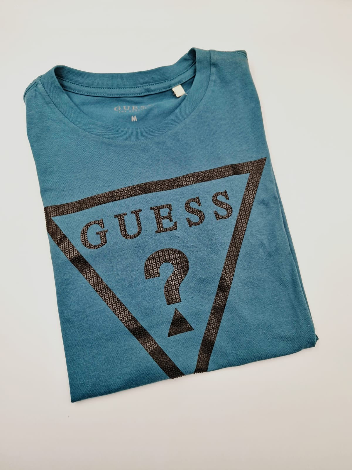 Camiseta con Logo de Triángulo en Relieve de la marca Guess