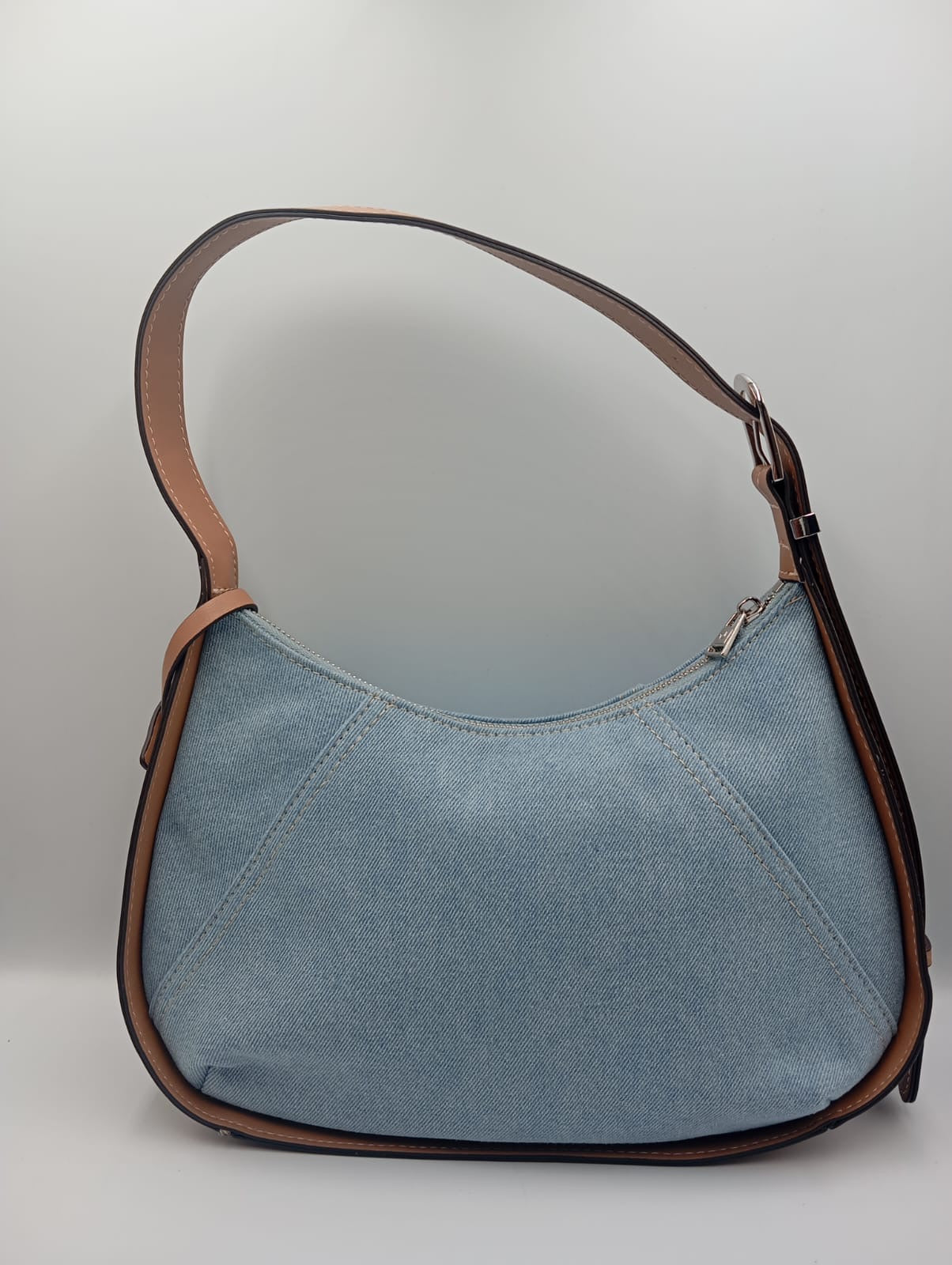 TRUE RELIGION bolso hobo con forma de herradura elevada