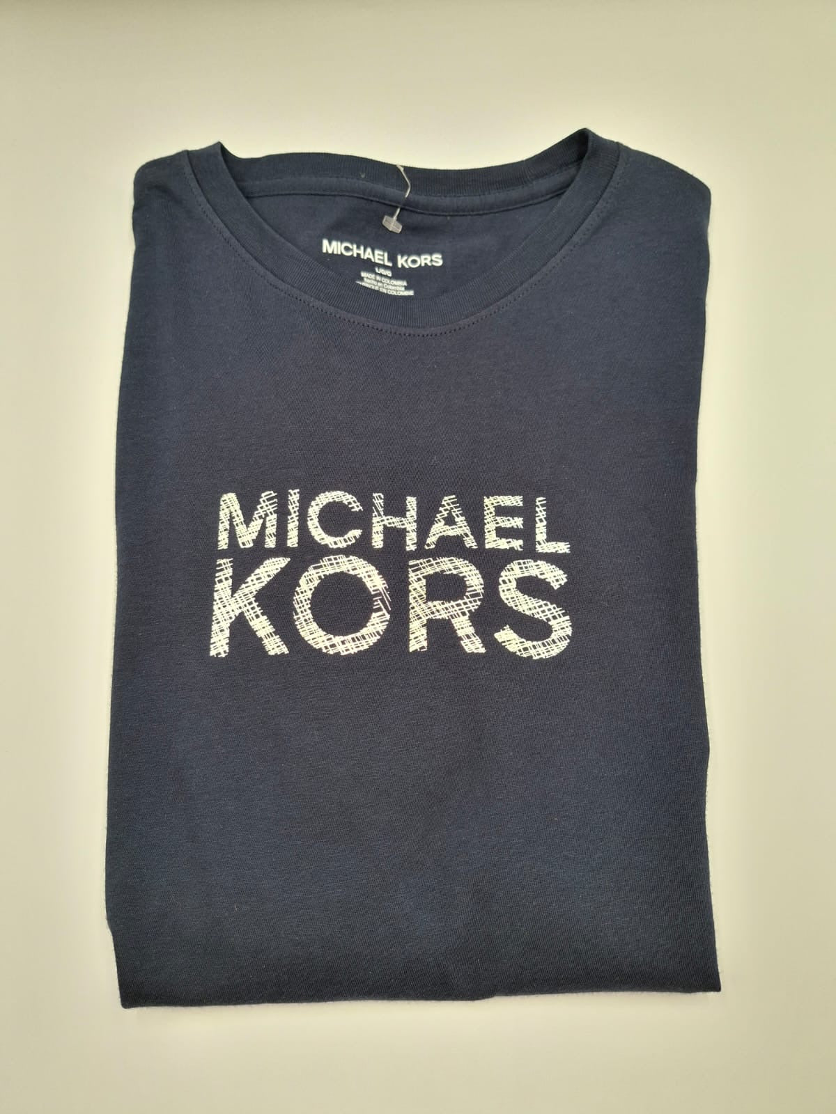Playera Michael Kors con Logotipo en Estilo de Trazos (Hatch Graphic)