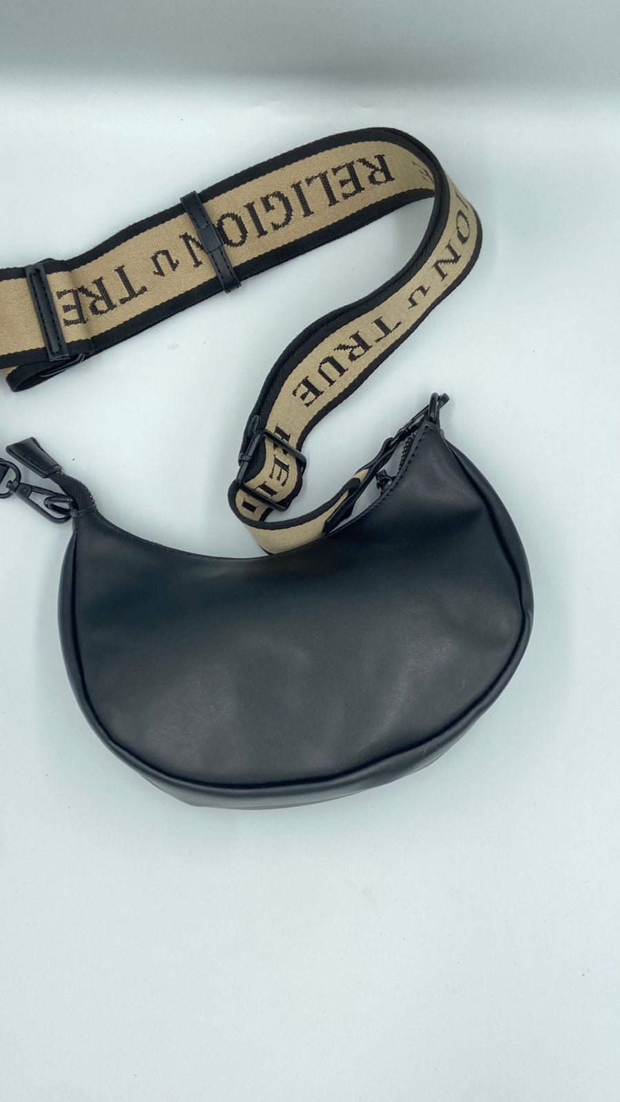 Bolsa True Religion Horseshoe Strap Crescent Shoulder Bag