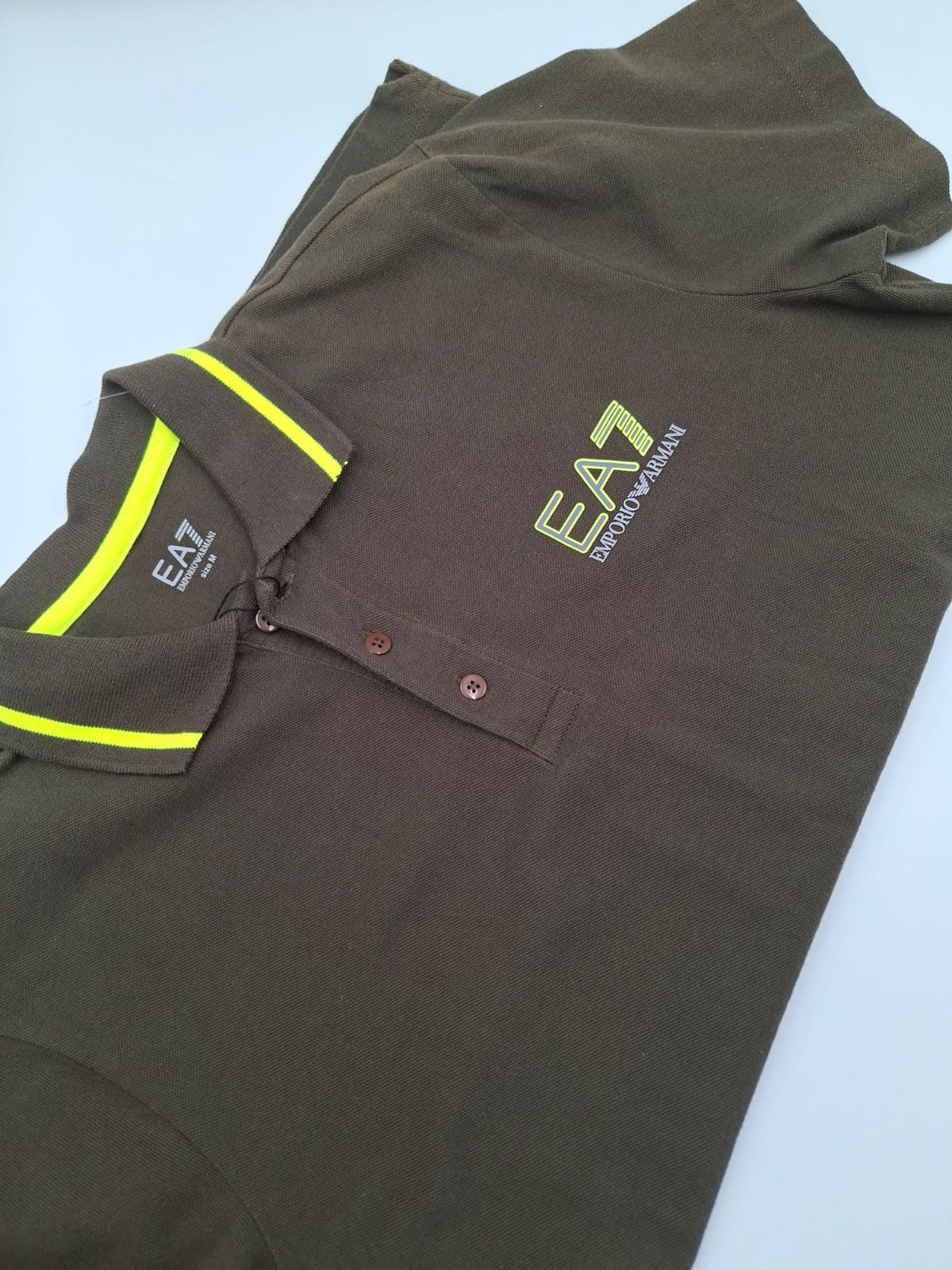Playera Tipo Polo EA7 Emporio Armani con Detalles en Contraste Neón