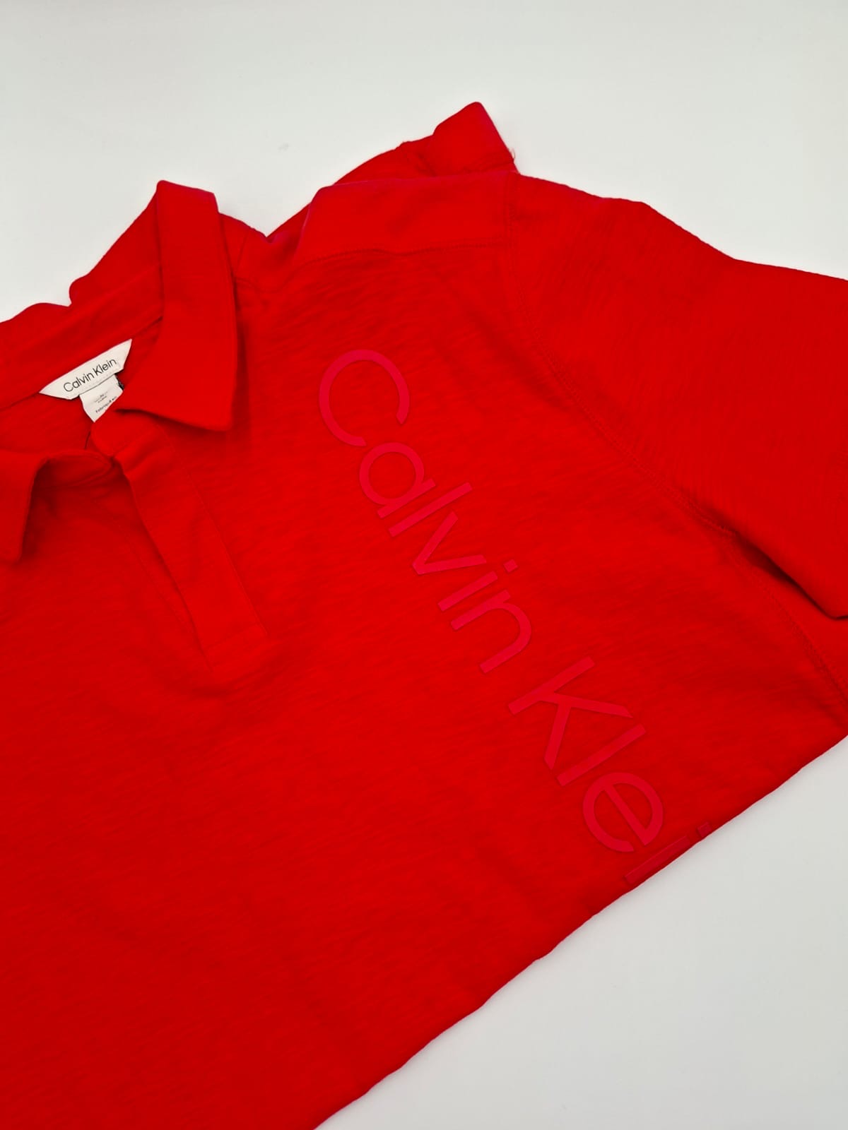 Playera Calvin Klein Jeans con Logotipo en Relieve (Tonal Logo)