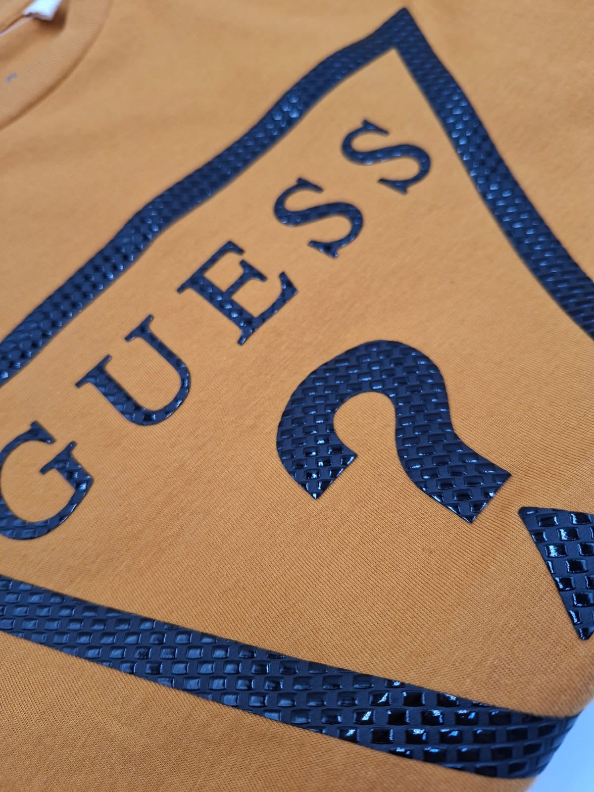 Playera Guess con Logotipo de Triángulo Texturizado y Detalles en los Hombros
