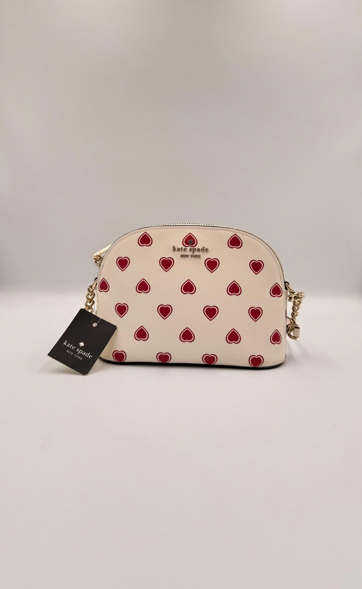 Kate Spade Spencer Small Dome con un diseño de corazones.