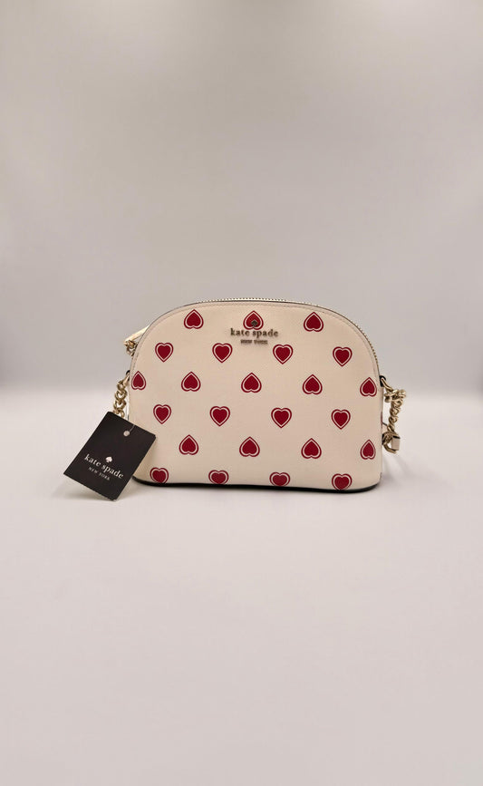 Kate Spade Spencer Small Dome con un diseño de corazones.