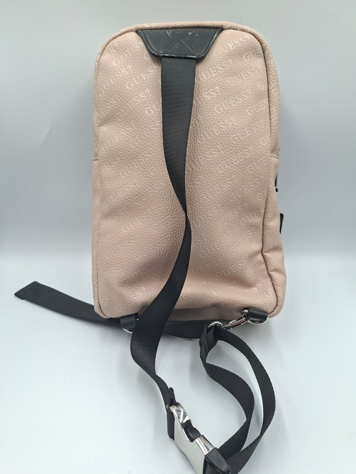 Guess Factory pechera o mochila cruzada (Sling Bag) Guess.