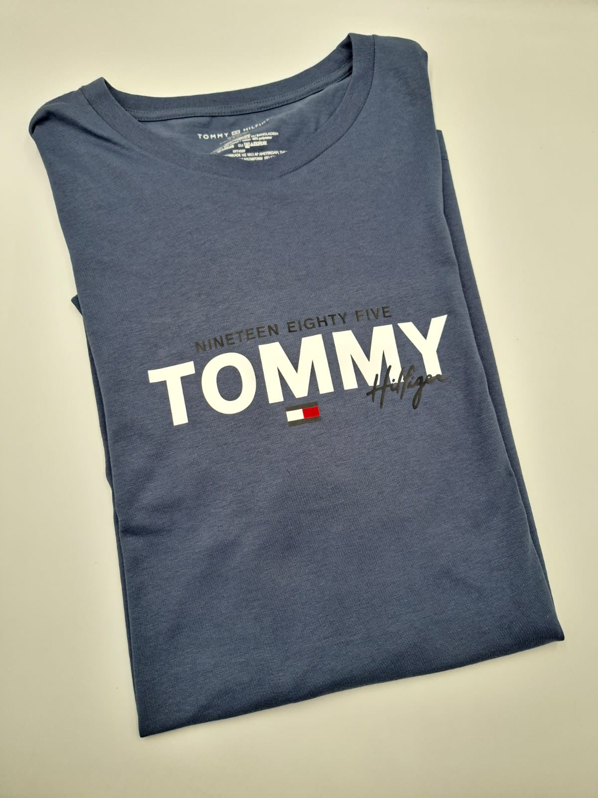 Playera Tommy Hilfiger Nineteen Eighty Five Script Graphic Tee