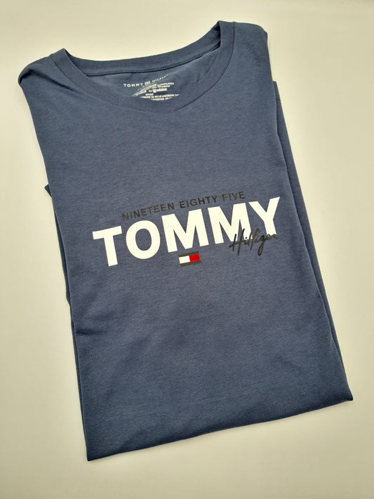 Playera Tommy Hilfiger Nineteen Eighty Five Script Graphic Tee