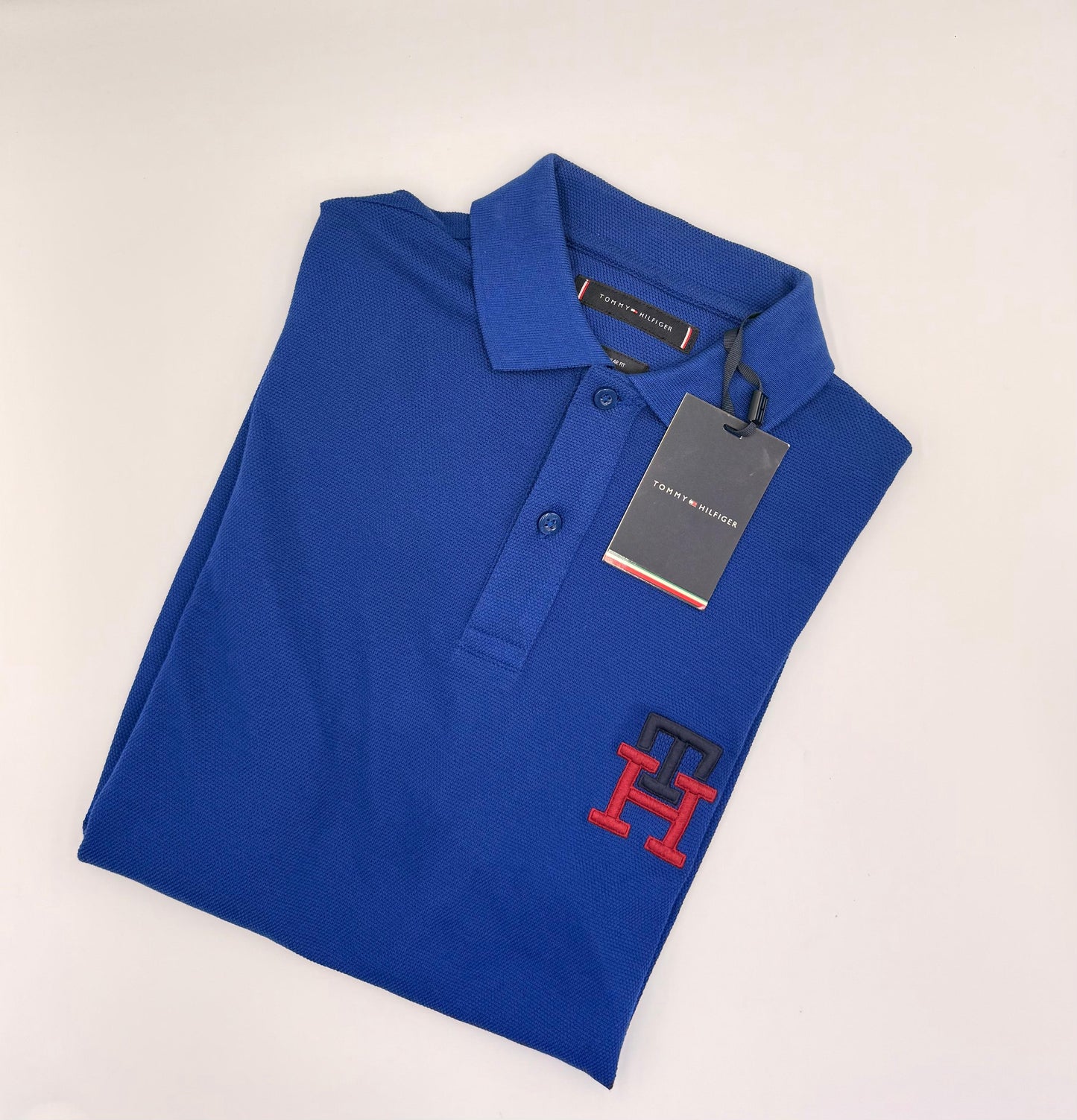 Tommy Hilfiger Playera tipo polo 
Modelo : Monogram Badge Regular Fit