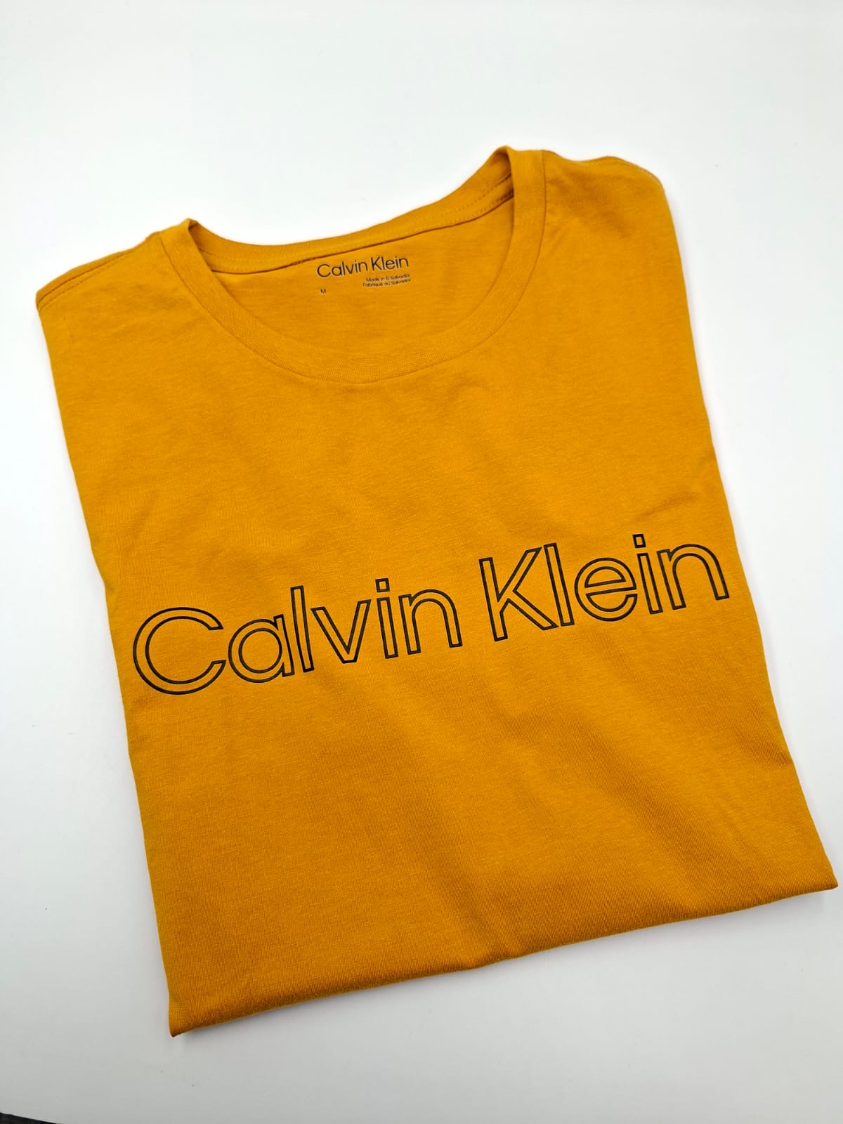 Liquid Cotton" o "Institutional Logo Tee
Calvin Klein