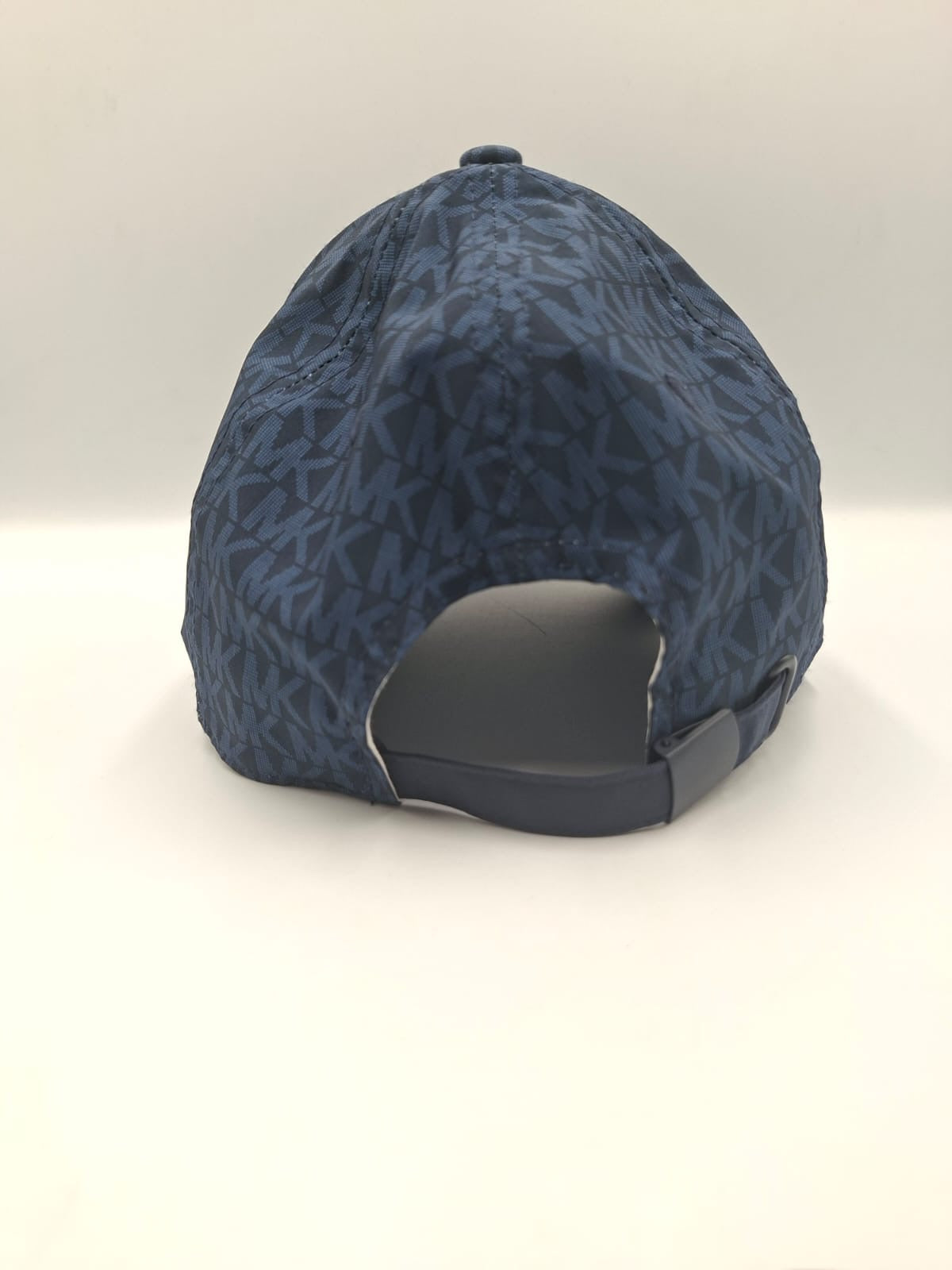 Gorra con monograma y logotipo circular MK