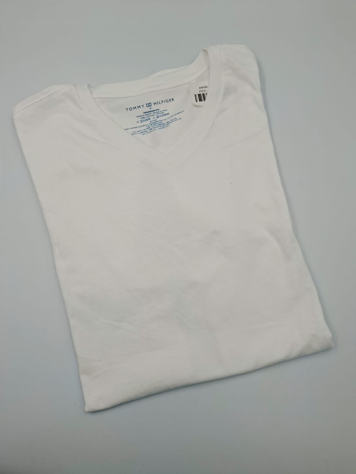 Camiseta básica de cuello en V (V-Neck) de Tommy Hilfiger